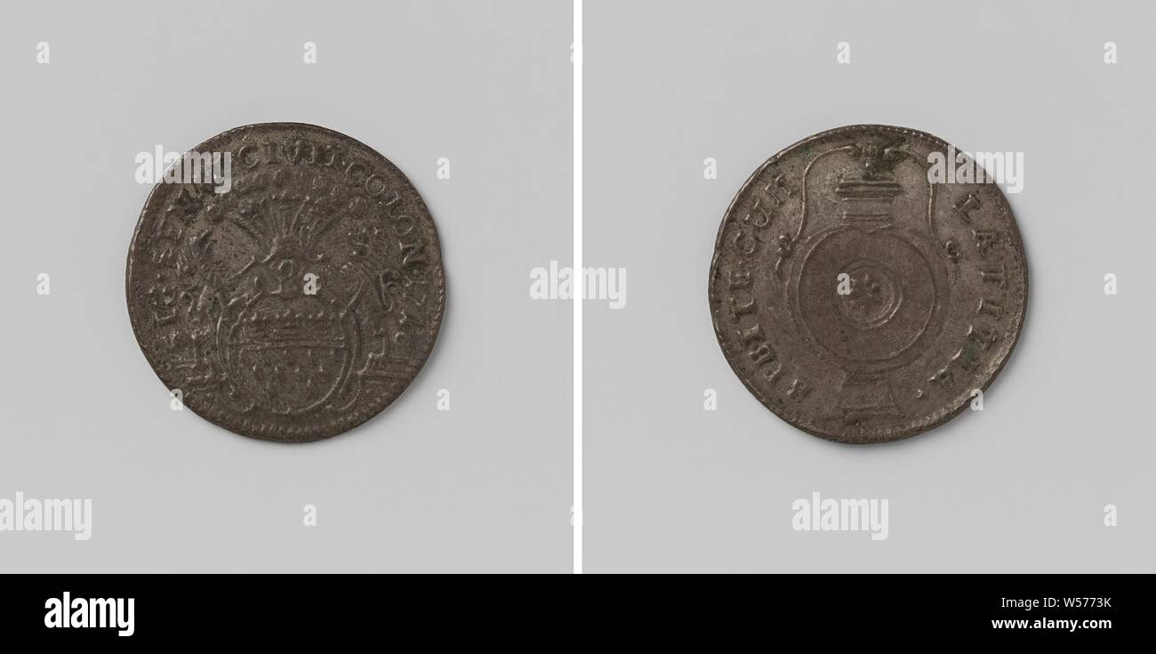 Tool token from the city of Cologne, medal awarded to the members of the city council entitled to a can of beer or wine, Med. Front: helmeted coat of arms in a cartouche, flanked by griffin and lion within an inscription. Reverse: can with decorative motif on the belly within a circle, Cologne, anonymous, Keulen, 1716, white metal, striking (metalworking), d 1.9 cm × w 1.66 Stock Photo