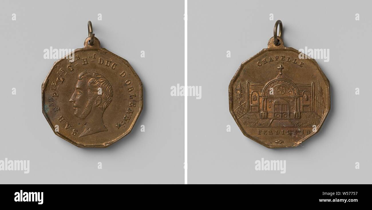 Foundation of the St. Ferdiand Chapel in honor of Ferdinand, Duke of Orleans, Brass octagonal medal with eyelet and ring. Front: man's bust inside the inside. Reverse: chapel within a circle, cut off: inscription, Ferdinand-Philippe d'Orléans, anonymous, 1842 - 1843, brass (alloy), striking (metalworking), h 3.2 cm × w 2.7 cm × w 6.19 Stock Photo