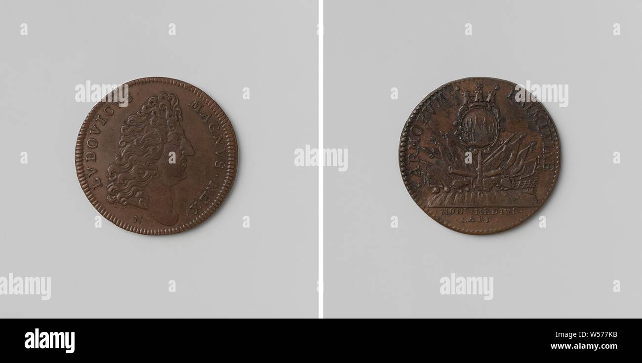 Capture of Montmedy, counted token in honor of Louis XIV, King of France, Copper Medal. Front: man's bust inside the inside. Reverse: on a mountain top victory sign of war equipment with a crowned coat of arms above inscribed above, cut: inscription, Montmédy, Louis XIV (king of France), Monogrammist N (medailleur), France, 1699 - 1703, copper (metal), striking (metalworking), d 2.5 cm × w 5.10 Stock Photo