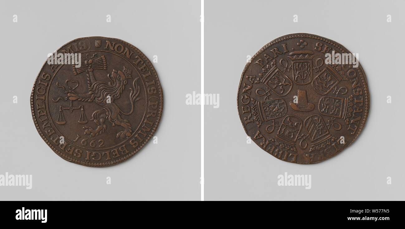 Conclusion of a Trade Association between the Republic, England and France, Copper Medal. Obverse: crowned lion with bundle of seven arrows in right and scales in left claw above year inside an inscription. Reverse: freedom hat surrounded by a border of seven crowned coats of arms tied in a band, England, France, anonymous, Utrecht, 1662, copper (metal), striking (metalworking), d 3.5 cm × w 8.18 Stock Photo
