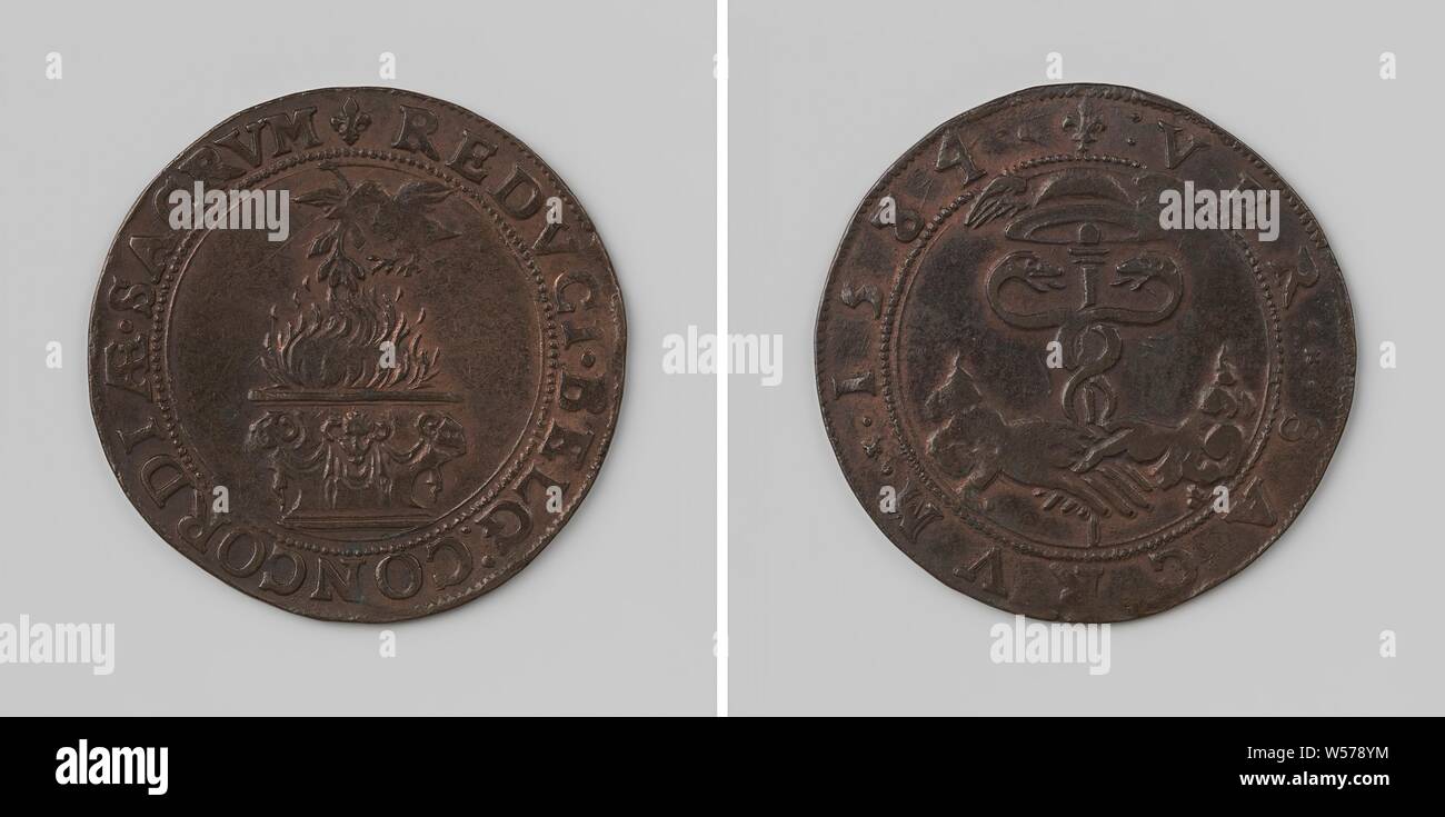 Return of the Flemish cities under the Spanish rule, Copper Medal. Obverse: dove with olive branch in beak, flying above burning altar within an inscription. The other side of the coin: two hands clasped together from clouds hold Mercury staff together in a circle, Flanders, Alessandro Farnese (governor of the Netherlands and duke of Parma and Piacenza), governor of the southern Netherlands Albert Casimir, anonymous, 1584, copper (metal), striking (metalworking), d 2.9 cm × w 4.82 Stock Photo