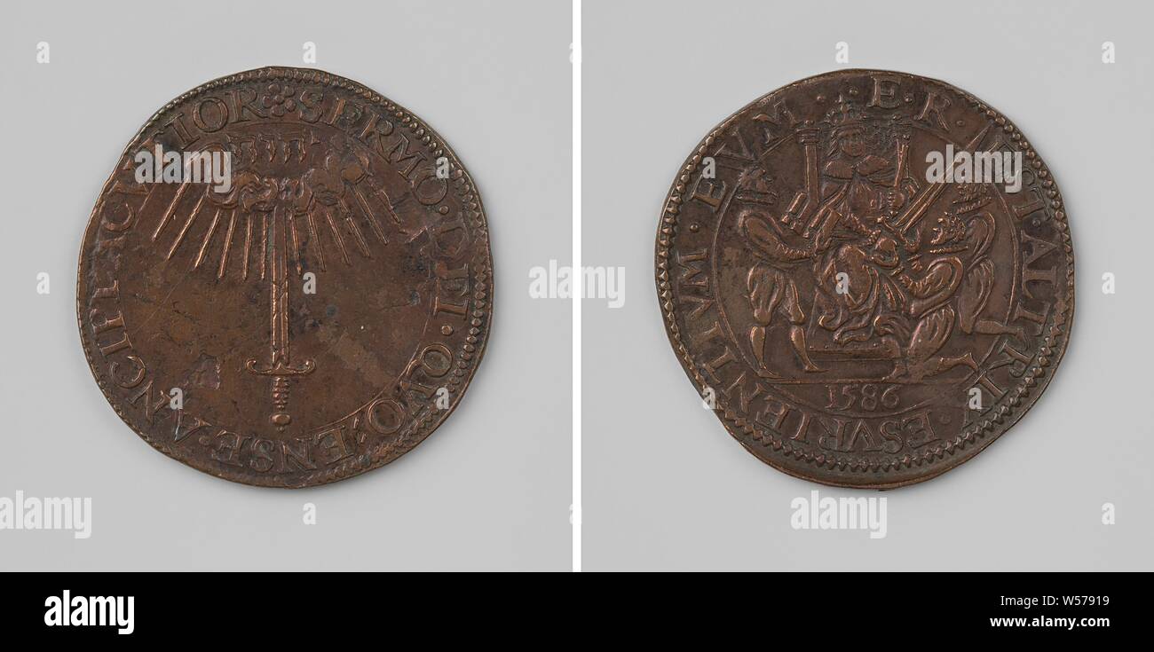 English help to the rebels, Copper Medal. Front: sword with point pointed upwards, above it Jehovah's name in Hebrew script in radiant cloud within a circle. Reverse: seated woman, representing Elisabeth, queen of England, hands sword to two kneeling States envoys, left: man with opened book within a cover, cut off: year, Elizabeth I Tudor (Queen of England), anonymous, Dordrecht, 1586, copper (metal), striking (metalworking), d 3 cm × w 79 Stock Photo