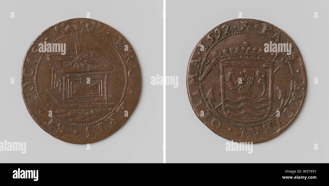 Stimulation of vigilance, calculation token of the States of Zeeland, Copper token Obverse: burning altar within an inscription. Reverse: crowned coat of arms on two crossed anchors within an inscription, Zeeland, Staten van Zeeland, anonymous, Middelburg, 1592, copper (metal), striking (metalworking), d 3.2 cm × w 5.66 Stock Photo
