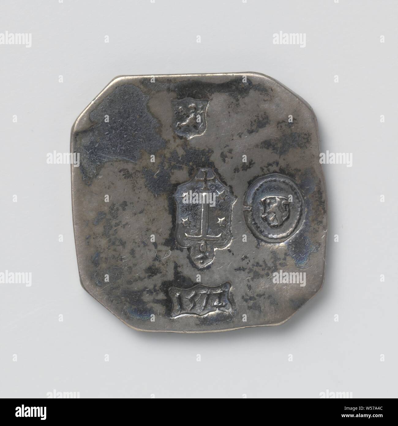 Emergency coin of half thaler from Beleg van Haarlem, one-sided, diamond shaped emergency coin with beveled corners. Haarlem, 21-Dec-1572 - 7-Feb-1573, silver (metal), striking (metalworking), h 3.4 cm × w 3.4 cm × w 14.47 Stock Photo