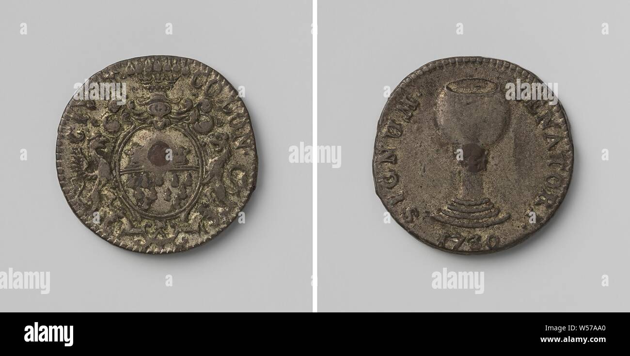 Tool token from the city of Cologne, medal awarded to the members of the city council entitled to a jug of beer or wine, medal. Obverse: helmeted coat of arms, flanked by griffin and lion within an inscription. Reverse: chalice with a face inside an inscription on foot, lace script, Cologne, anonymous, Keulen, 1730, white metal, striking (metalworking), d 2.1 cm × w 5.45 Stock Photo