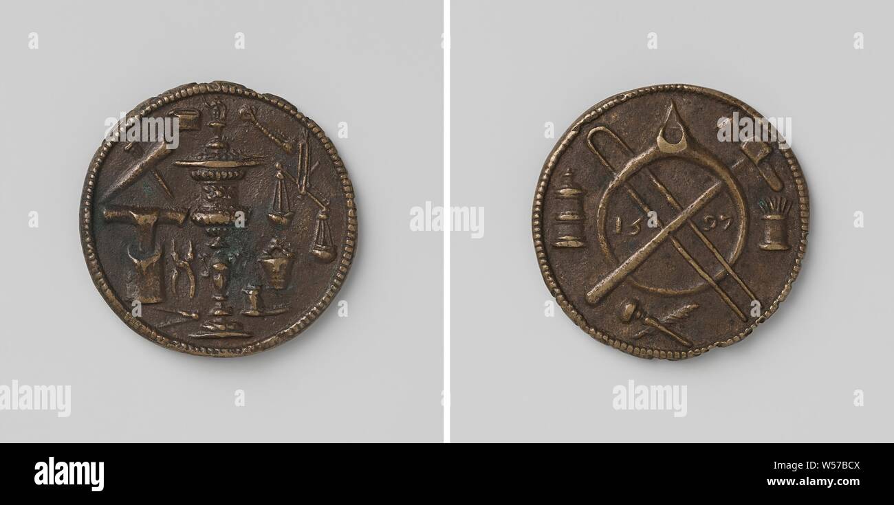 Silversmith guild of Antwerp, guild token with no. 64, Brass medal. Front: decorative bowl crowned with a statue, to the right of it: a brush, a scale, a box with box-shaped weights and a rosegar, left: stew pot, two triblets, anvil, plattang and compass. Reverse: ring, through which a melting tong and a hammer cross, in between year, left: a box with five fabrics containing some sieves, right: box with punching, below: engraving steel and hare's foot, margin: XXXXXXIIII, Antwerp, anonymous, 1597, brass (alloy), engraving, d 3 cm × w 9.707 Stock Photo