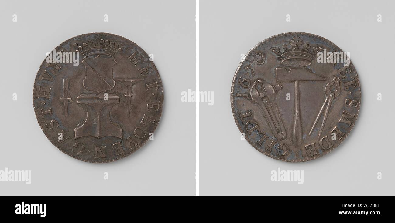 St. Eloyen guesthouse in Utrecht, membership token of the blacksmith guild, Zilveren penning. Obverse: coat of arms above anvil, flanked by a smaller anvil and a chisel within an inscription. Reverse side: crowned front hammer between two pincers within omschrift, Utrecht, anonymous, 1670, silver (metal), striking (metalworking), d 3.2 cm × w 121 Stock Photo