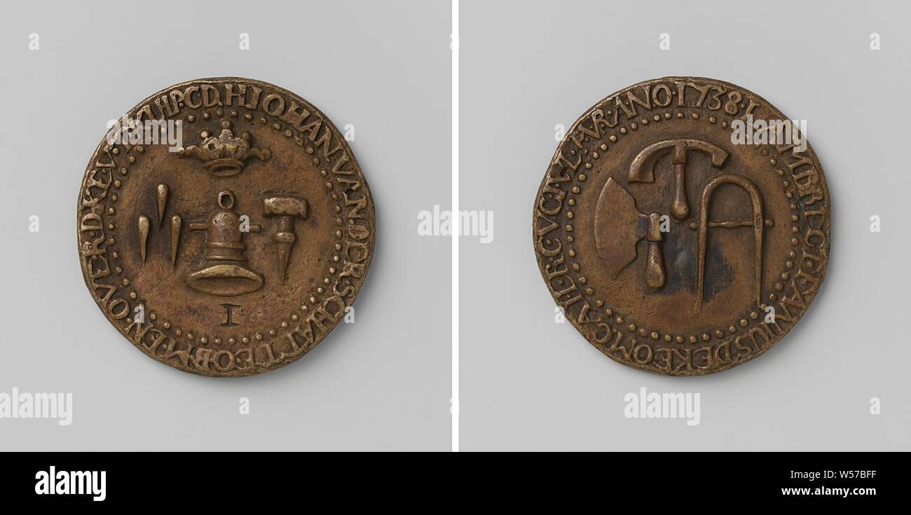 Cooper Guild of Zierikzee, Guild Medal with No. 1, Brass Medal. Front: crowned coop anvil between three boughs and a drill above number 1 within dotted edge and inscription. Reverse: ax, cooper hammer and fitting within dotted edge and circumference, Zierikzee, Johan van der Schatte, Lambregt Fanius, anonymous, 1738, brass (alloy), engraving, d 5.1 cm × w 478 Stock Photo