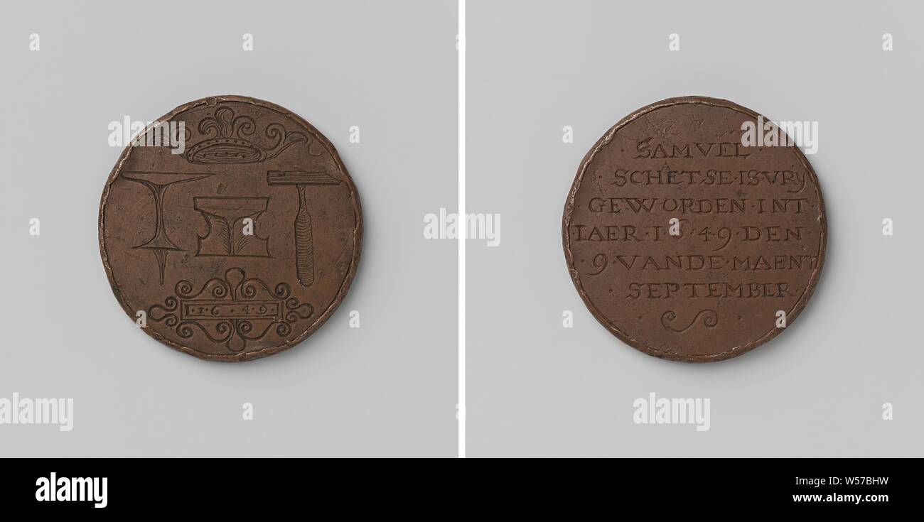 Blacksmith guild, guild token from free master Samuel Schetse, Copper medal. Front: crowned anvil between pointed anvil and front hammer above decorated compartment with year. Reverse: inscription, Samuel Schetse, anonymous, Netherlands, 1649, copper (metal), engraving, d 4.5 cm × w 52.36 Stock Photo