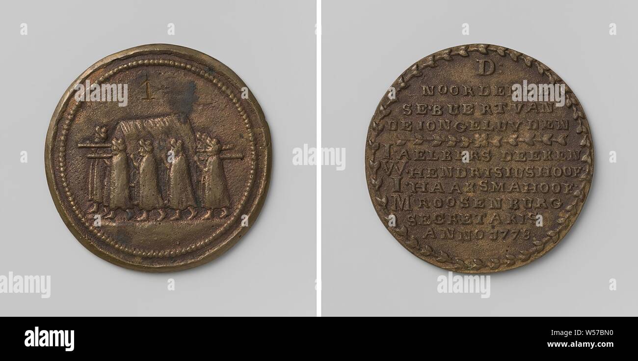 Neighborhood Noordeinde in The Hague, funeral medal of the juveniles with no. 1, Brass medal. Front: six men with a similar figure under 1 within a pearl rim. Reverse: inscription within a wreath, Noordeinde, I. Aelbers, W. Hendrisius, I. Haaksma, M. Roosenburg, anonymous, The Hague, 1778, brass (alloy), engraving, d 5.2 cm × w 32.62 Stock Photo