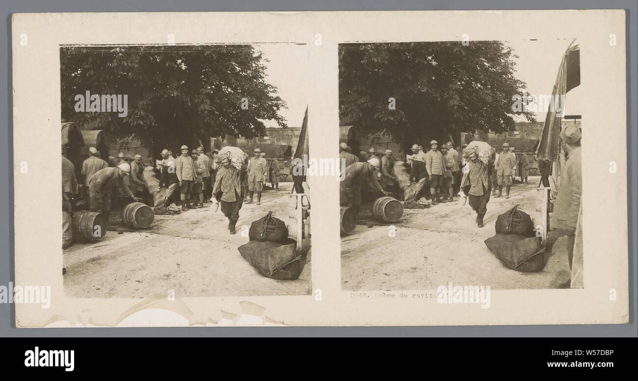 Food supply of the French army, Scene de ravitaillement (title on object), food supply, private soldier, anonymous, 1914 - 1918, cardboard, photographic paper, gelatin silver print, h 85 mm × w 170 mm Stock Photo