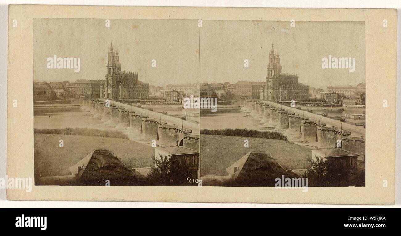Saxe. Dresde.- Pont de Dresde, head-gear: cap, studio requisites, photographer, folk costume, regional costume, Aafke Postma, anonymous, 1850 - 1870 Stock Photo