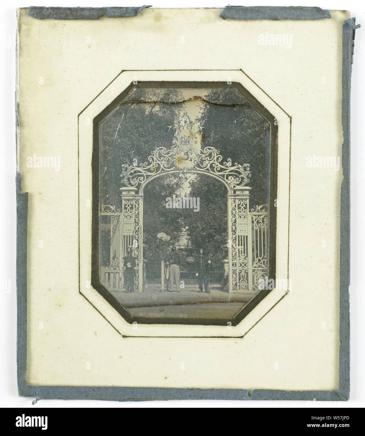 Gate to the World Exhibition in Paris 1855, historical persons, gate, entrance, trees, Paris, Hermann Krone, 1855, copper (metal), glass, paper, h 63 mm × w 46 mm h 75 mm × w 63 mm h 109 mm × w 92 mm × t 2.5 mm Stock Photo