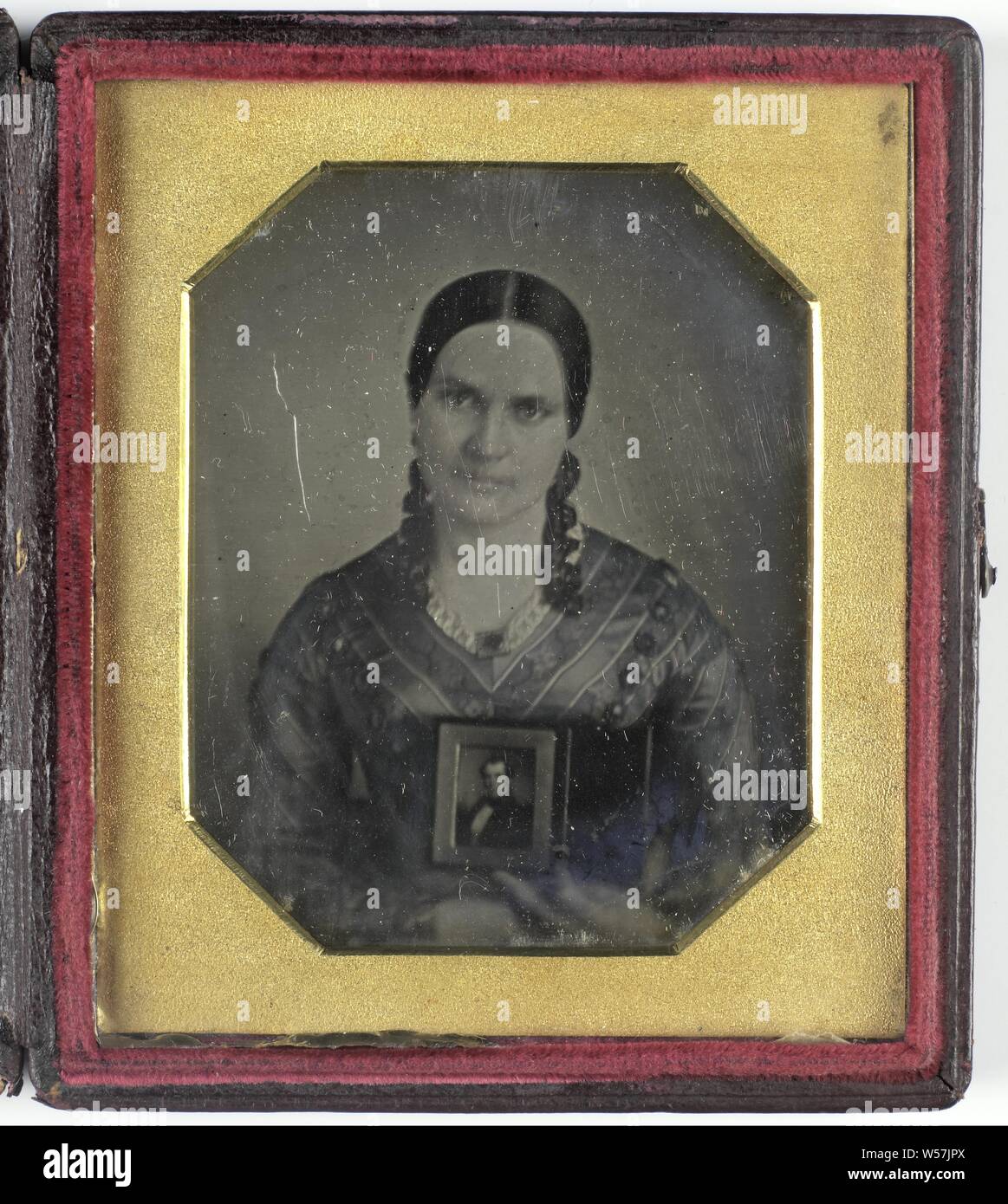Portrait of a Young Woman with a Daguerreotype, Portrait of an Unknown Woman with Daguerreotype, a Portrait of a Man, Historical Person, Adult Woman, Photograph, Mathew Benjamin Brady (attributed to), 1840 - 1860, copper (metal), glass, leather, velvet (fabric weave), silk, h 66 mm × w 53 mm h 93 mm × w 80 mm × t 12 mm Stock Photo