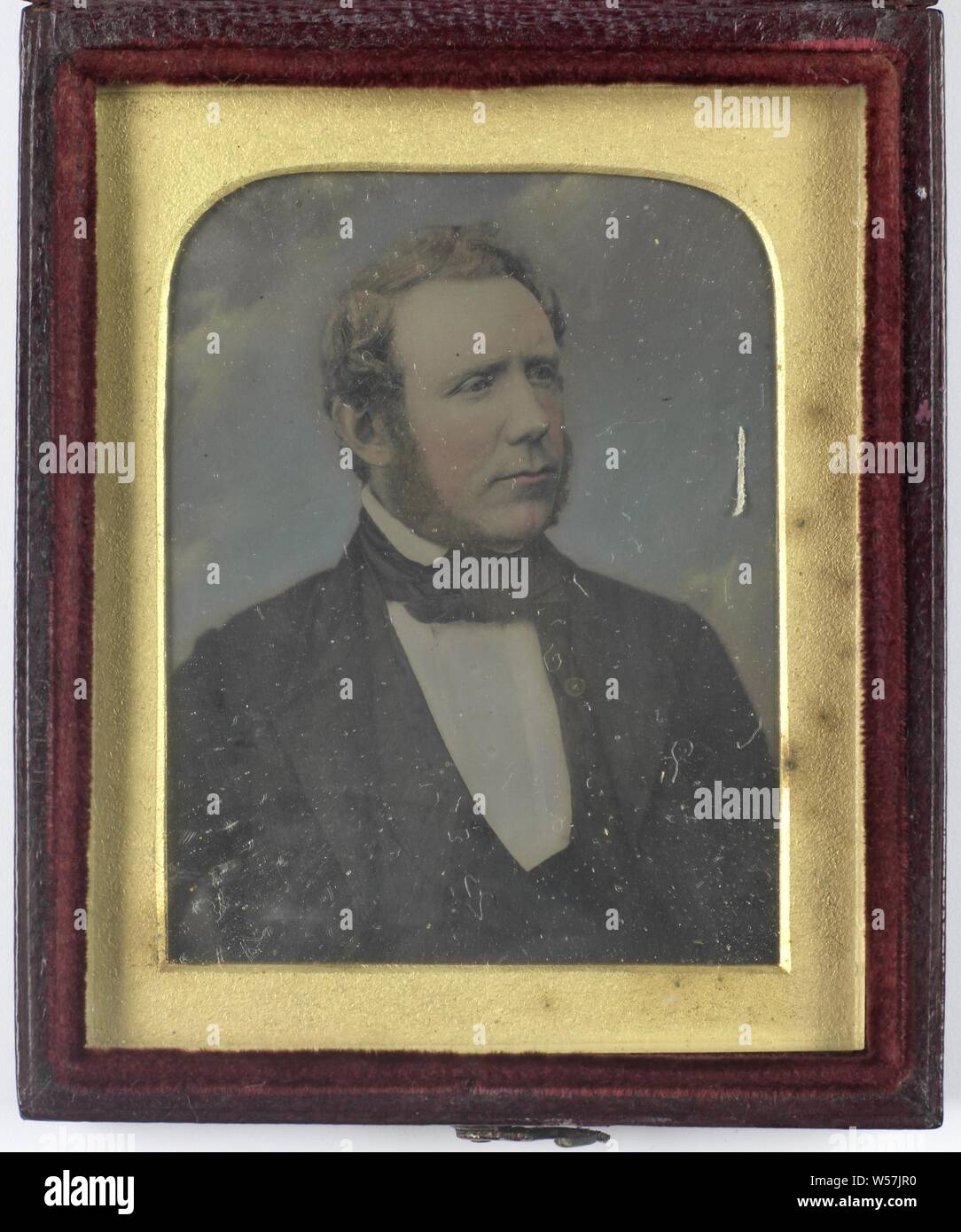 Portrait of an unknown man, historical persons, adult man, sideburns, Richard Beard (mentioned on object), 1841 - 1850, copper (metal), glass, leather, velvet (fabric weave), h 50 mm × w 39 mm h 59 mm × w 70 mm × t 11 mm Stock Photo
