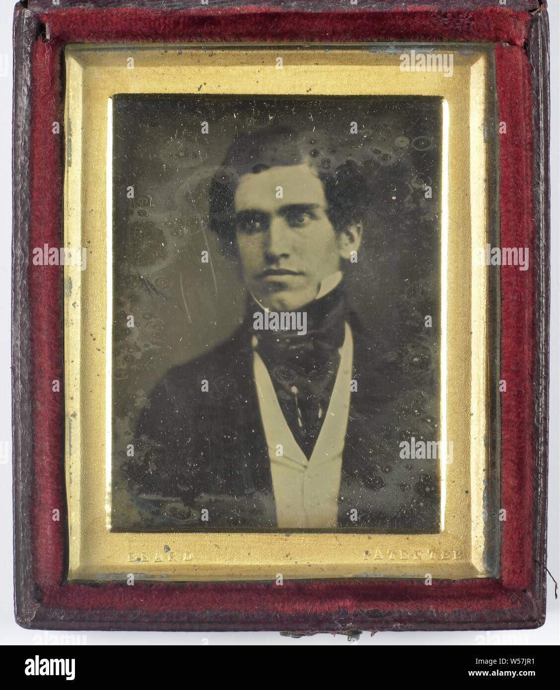 Portrait of an unknown young man, possibly Henry Webster Blackburn, historical persons, adult man, Henry Webster Blackburn, Richard Beard, 1841 - 1850, copper (metal), glass, leather, velvet (fabric weave), h 50 mm × w 38 mm h 60 mm × w 74 mm × t 15 mm Stock Photo