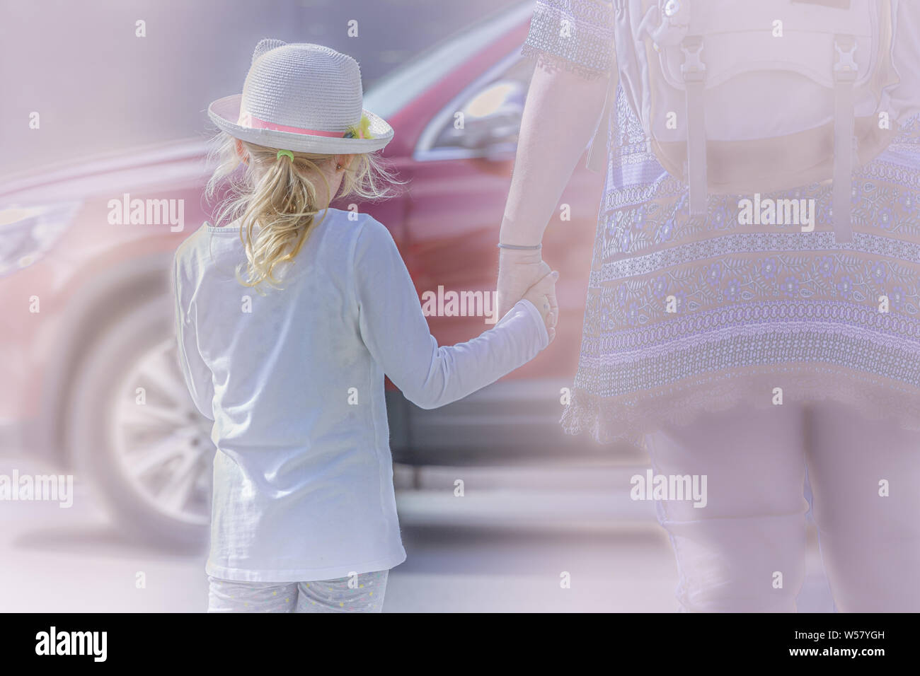 Mutter mit Kind bei Überqueren der Fahrbahn Stock Photo