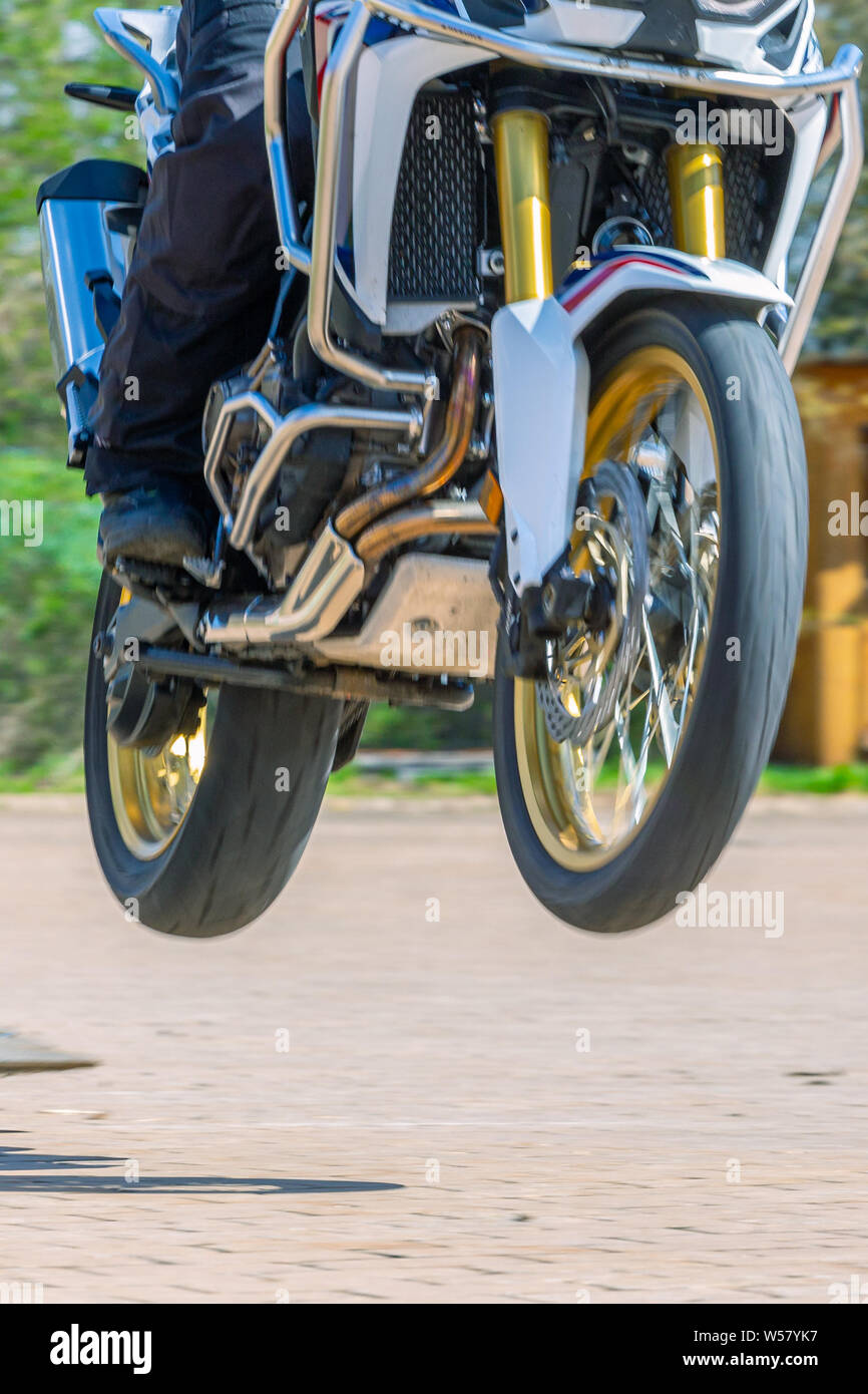 Motorrad Sprung bei Fahr Sicherheit Training Stock Photo