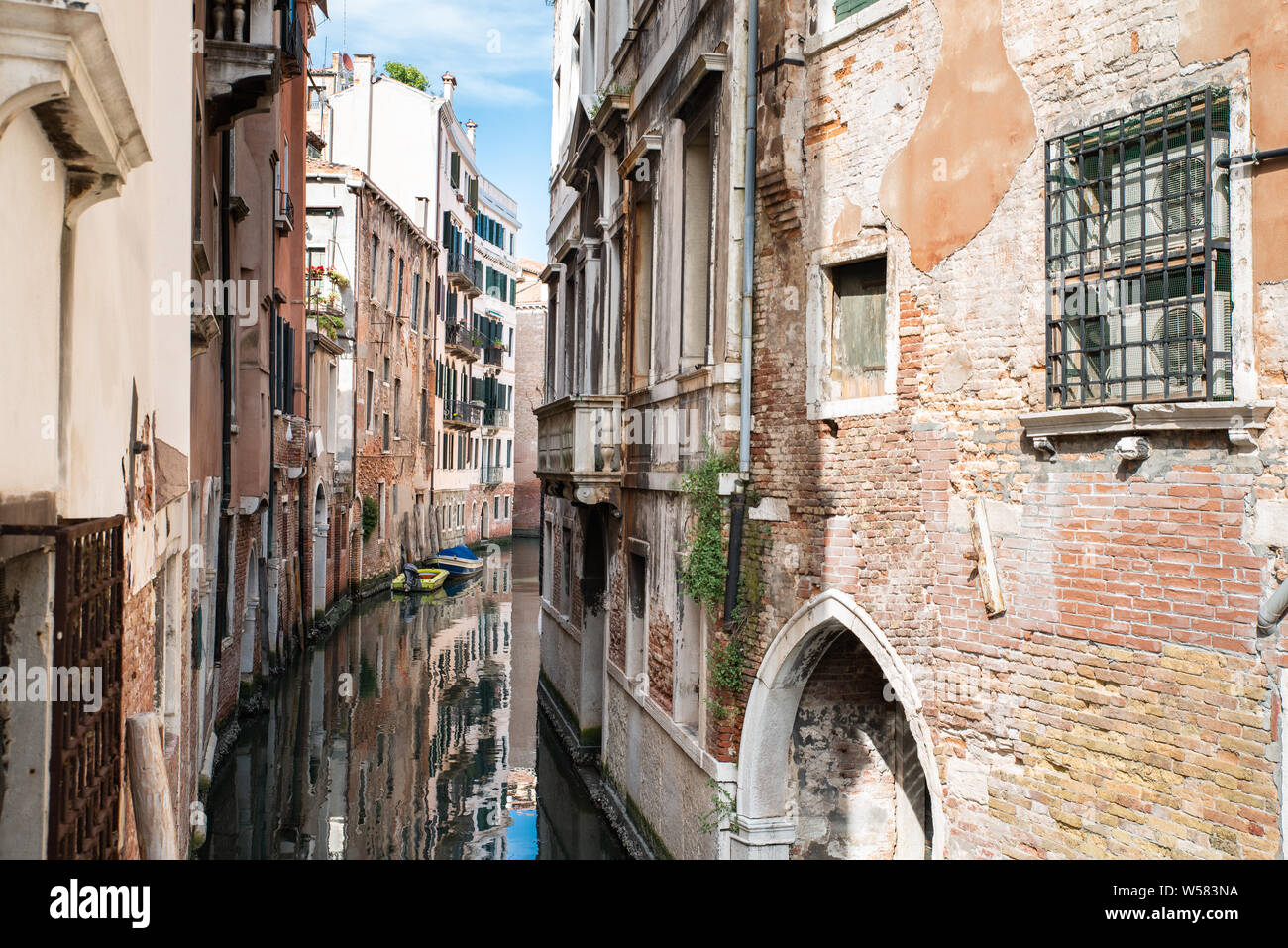 Venice gondola arch narrow hi-res stock photography and images - Alamy
