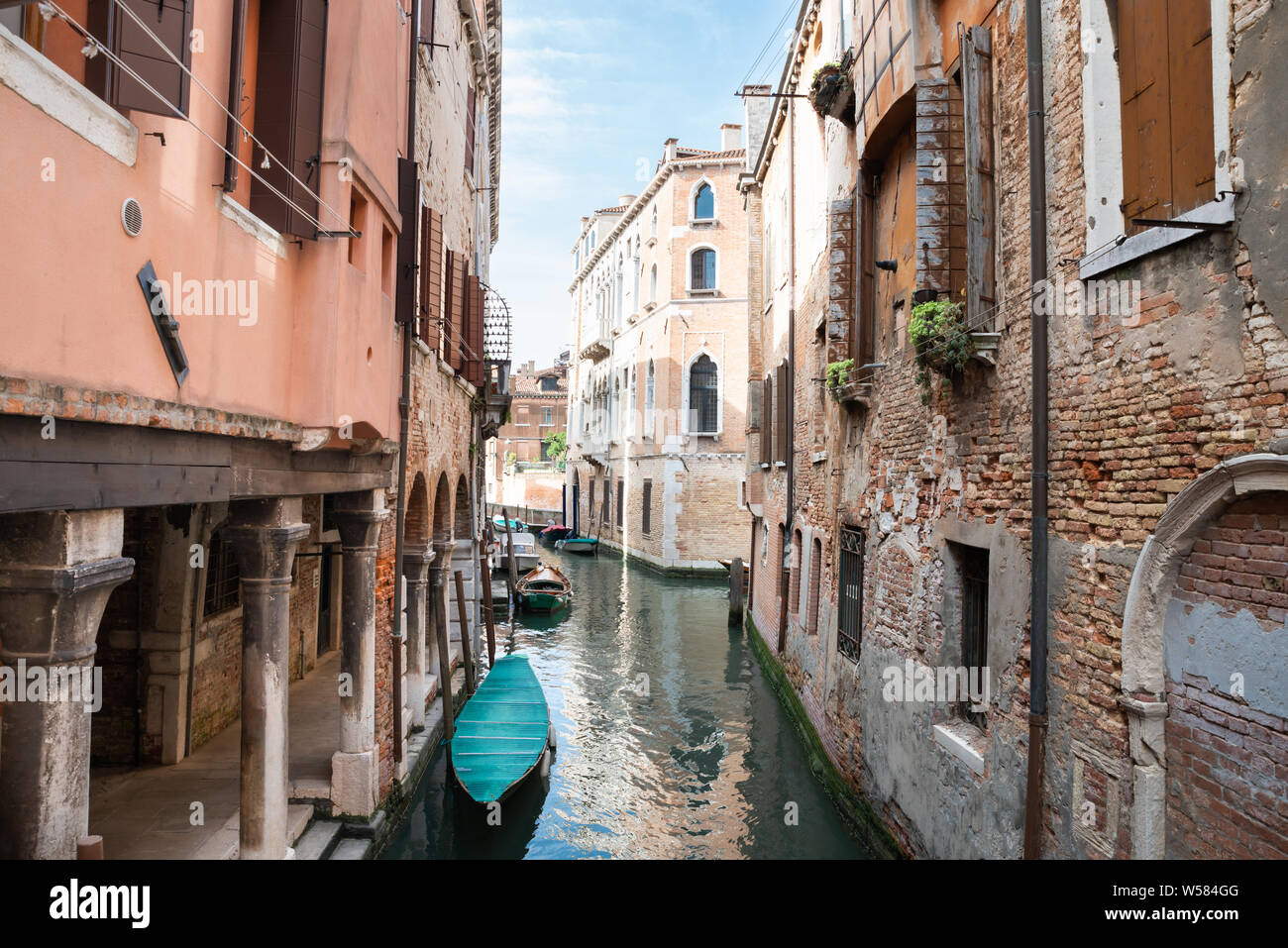 Venice gondola arch narrow hi-res stock photography and images - Alamy
