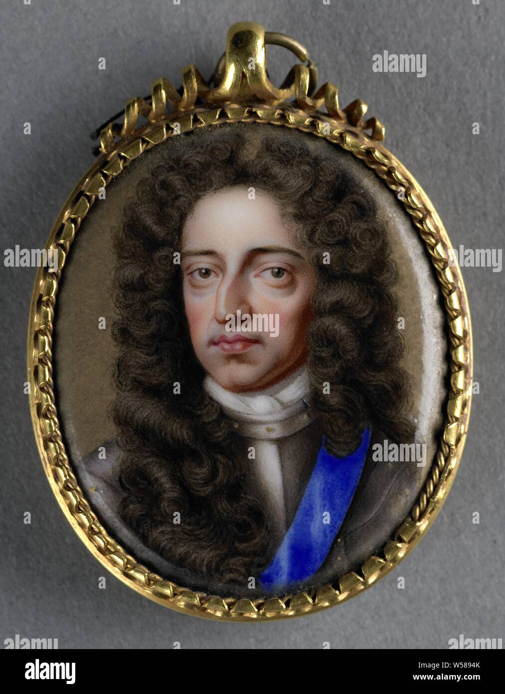 Portrait of William III (1650-1702), Prince of Orange. From 1689 on king of England, Willem III (1650-1702), Prince of Orange. King of England since 1689. Bust, facing. Scotland and Ireland), Charles Boit (attributed to), 1690 - 1727, gold (metal), h 4.7 cm × w 3.2 cm × d 0.4 cm Stock Photo