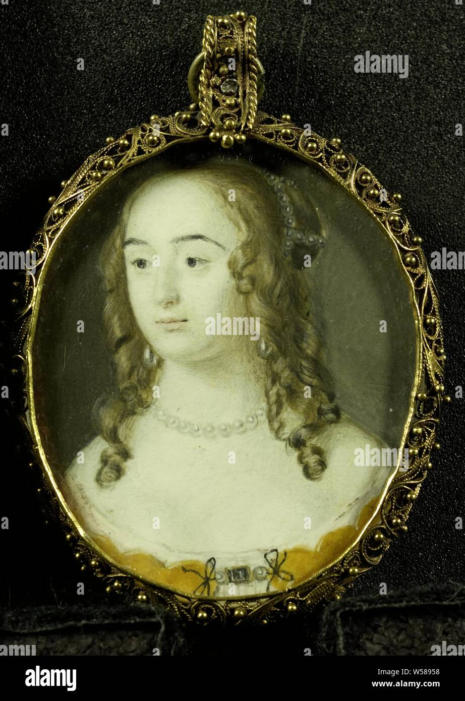 Portrait of Henriette Marie (1626-51), Countess Palatine. Daughter of Frederick V, King of Bohemia, called the 'Winter King', Portrait of Henriette Marie (1626-51) of the Paltz, daughter of Frederick V, king of Bohemia, nicknamed the 'Winter King'. Bust, to the left. To the portrait by Honthorst in the National Gallery in London. Formerly incorrectly identified as Albertina Agnes, Countess of Nassau. Part of the collection of portrait miniatures, Henriette Maria van de Palts, Alexander Cooper, 1640 - 1650, cardboard, gold (metal), glass, h 4.7 cm × w 3.7 cm h 6 cm × w 4.2 cm × d 0.6 cm Stock Photo