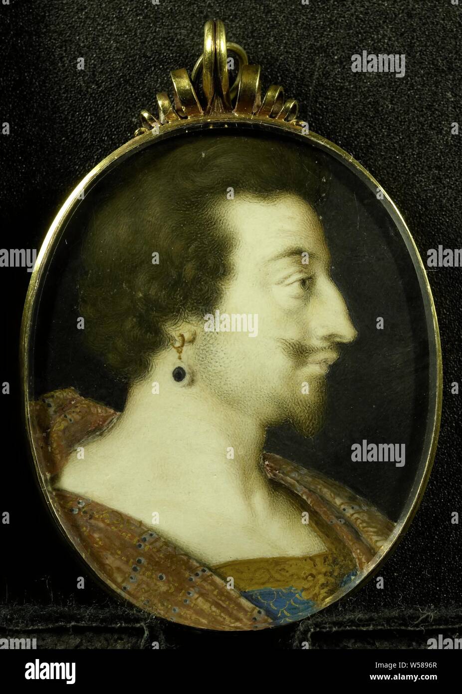 George Villiers (1592-1628), Duke of Buckingham, Portrait of George Villiers (1592-1628), Duke of Buckingham. Bust, in profile to the right, with earring. Part of the portrait portrait collection, George Villiers (1st Duke of Buckingham), Peter Oliver, 1612 - 1647, cardboard, gold (metal), glass, h 5.1 cm × w 4.1 cm h 6.5 cm × w 4.3 cm × d 0.8 cm Stock Photo
