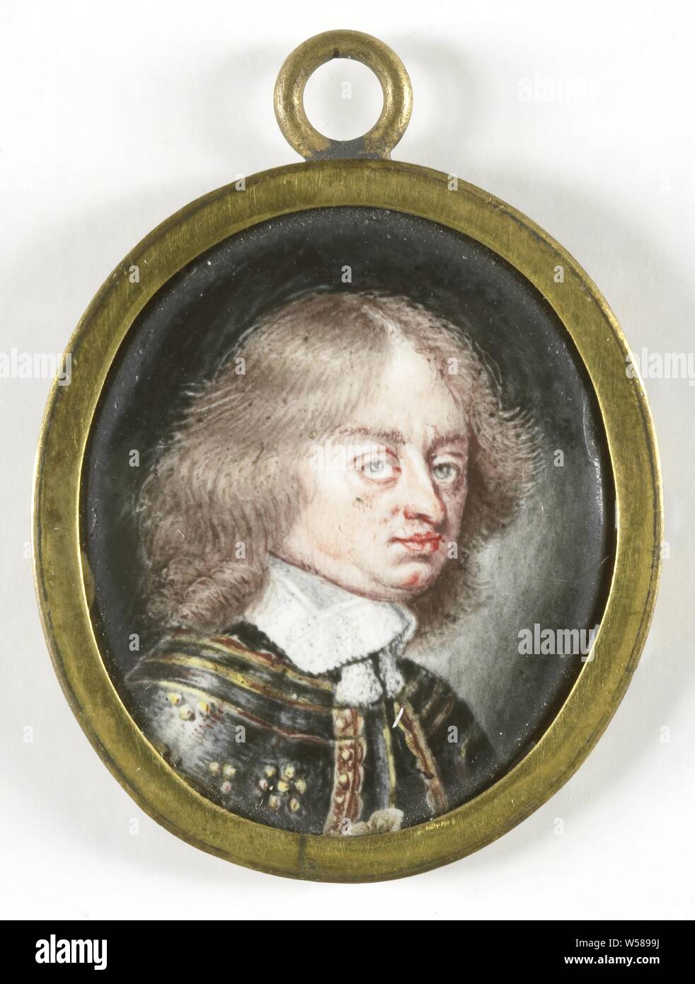 Portrait of a man, perhaps Louis II of Bourbon (1621-86), Prince of Condé, Prince of Condé Bust, to the right, facing front, in armor. Part of the collection of portrait miniatures, Louis II de Bourbon (Prince of Conde), anonymous, France, 1640 - 1660, gold (metal), h 2.6 cm × w 2.2 cm h 3.3 cm × w 2.4 cm × d 0.3 cm Stock Photo