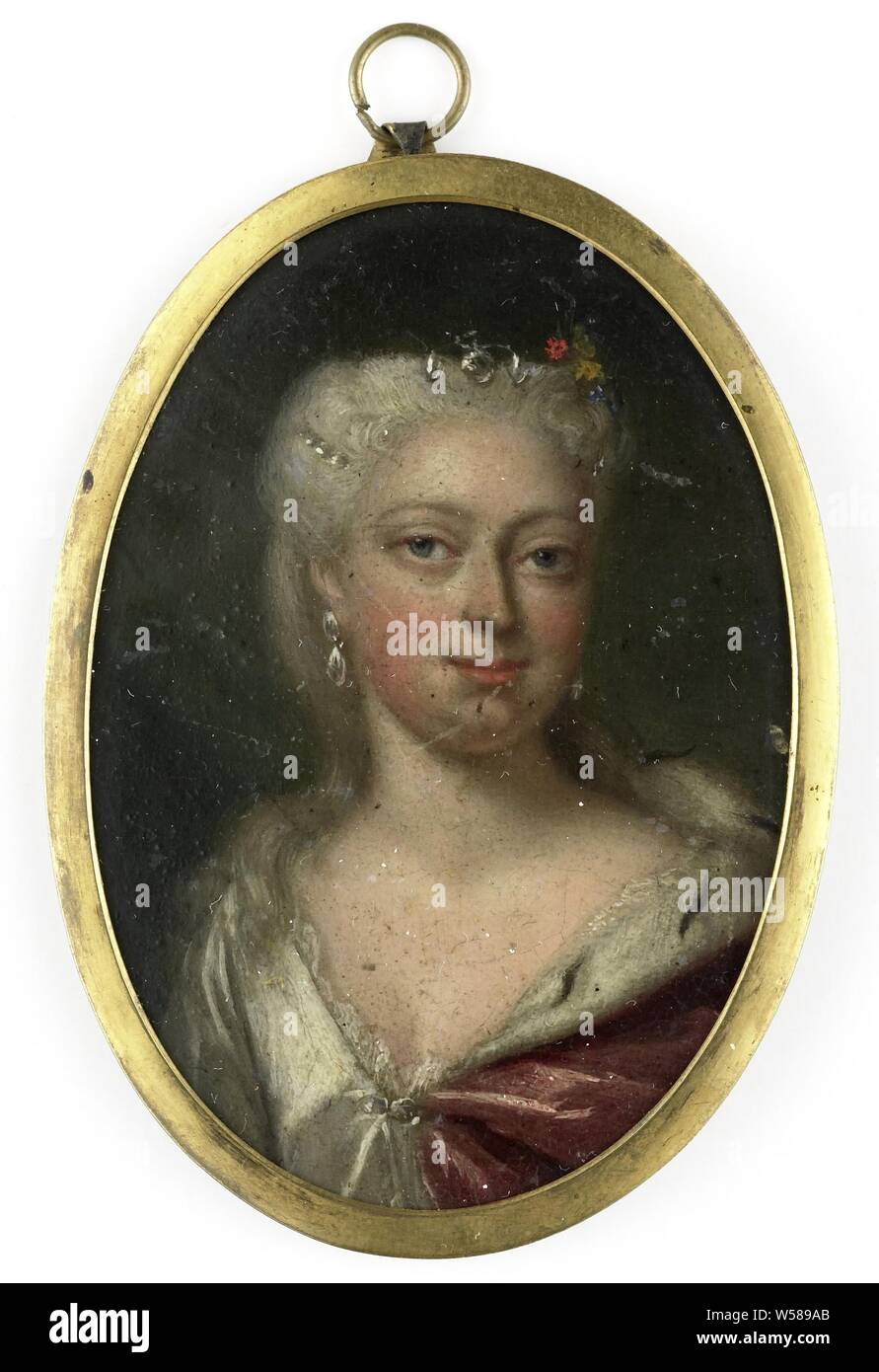 Portrait of Anna from Hanover (1709-59). Wife of Prince Willem IV, Portrait of Anna of Hanover (1709-59). Wife of Prince William IV. Bust, facing. Part of the collection of portrait miniatures, Anna van Hannover, Philip van Dijk, Northern Netherlands, c. 1735 and/or c. 1745, mother of pearl, oil paint (paint), silver (metal), h 6.7 cm × w 4.8 cm h 7.7 cm × w 5 cm × d 0.3 cm Stock Photo