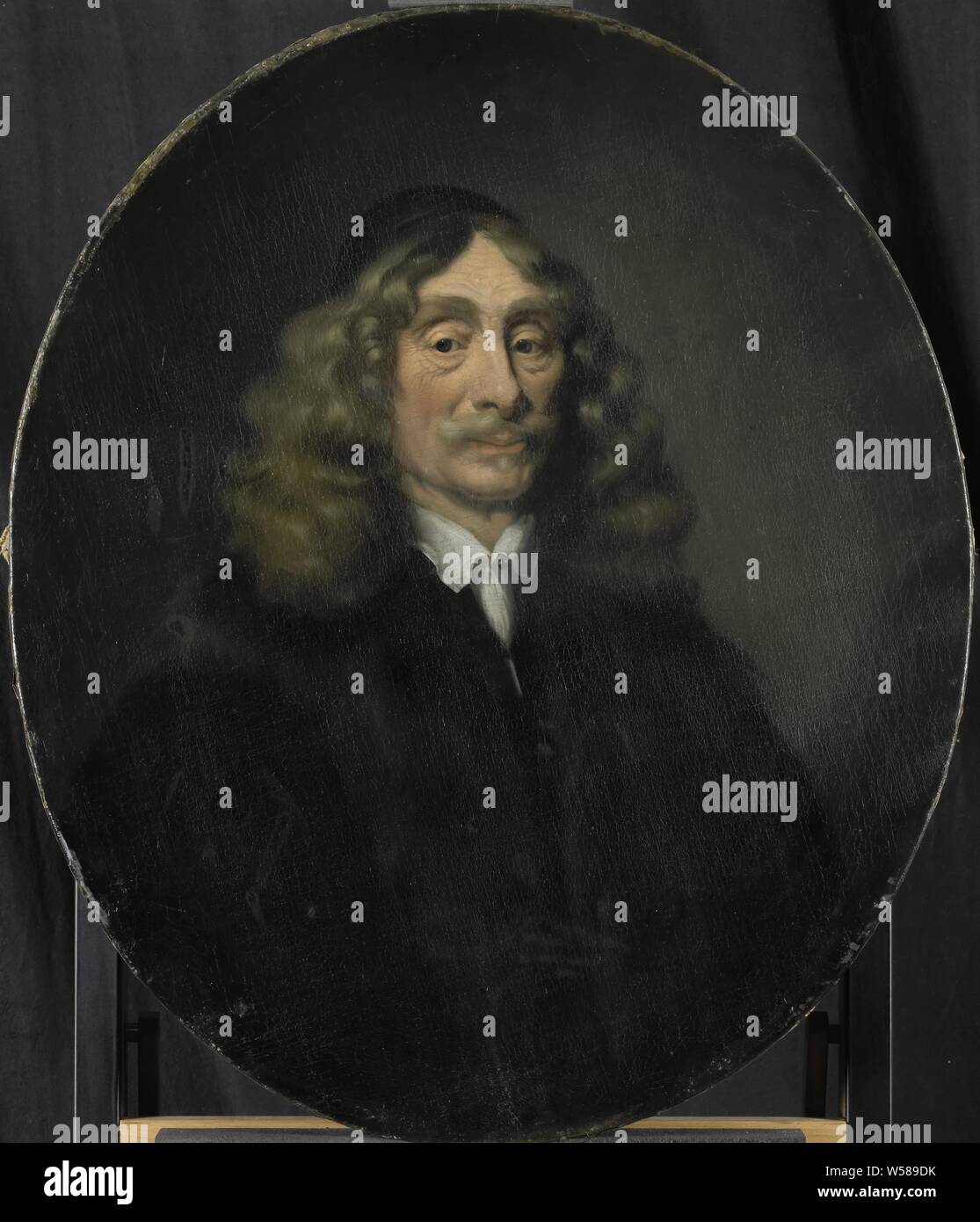 Portrait of Johan de Reus, Director of the Rotterdam Chamber of the Dutch East India Company, elected 1657, Portrait of Johan Abrahamsz. de Reus (ca. 1598-1685), chosen in 1657. Bust in oval to the right. Copy after the portrait of Nicolaes Maes in the National Gallery in London. Part of a series of portraits of the governors of the Rotterdam Chamber of the Dutch East India Company, made for the New East Indian House from 1698 at Boompjes in Rotterdam, Rotterdam, Dutch East India Company, Johan Abrahamsz. the giant, Pieter van der Werff, 1695 - 1722, canvas, oil paint (paint), h 82 cm × w 68 Stock Photo