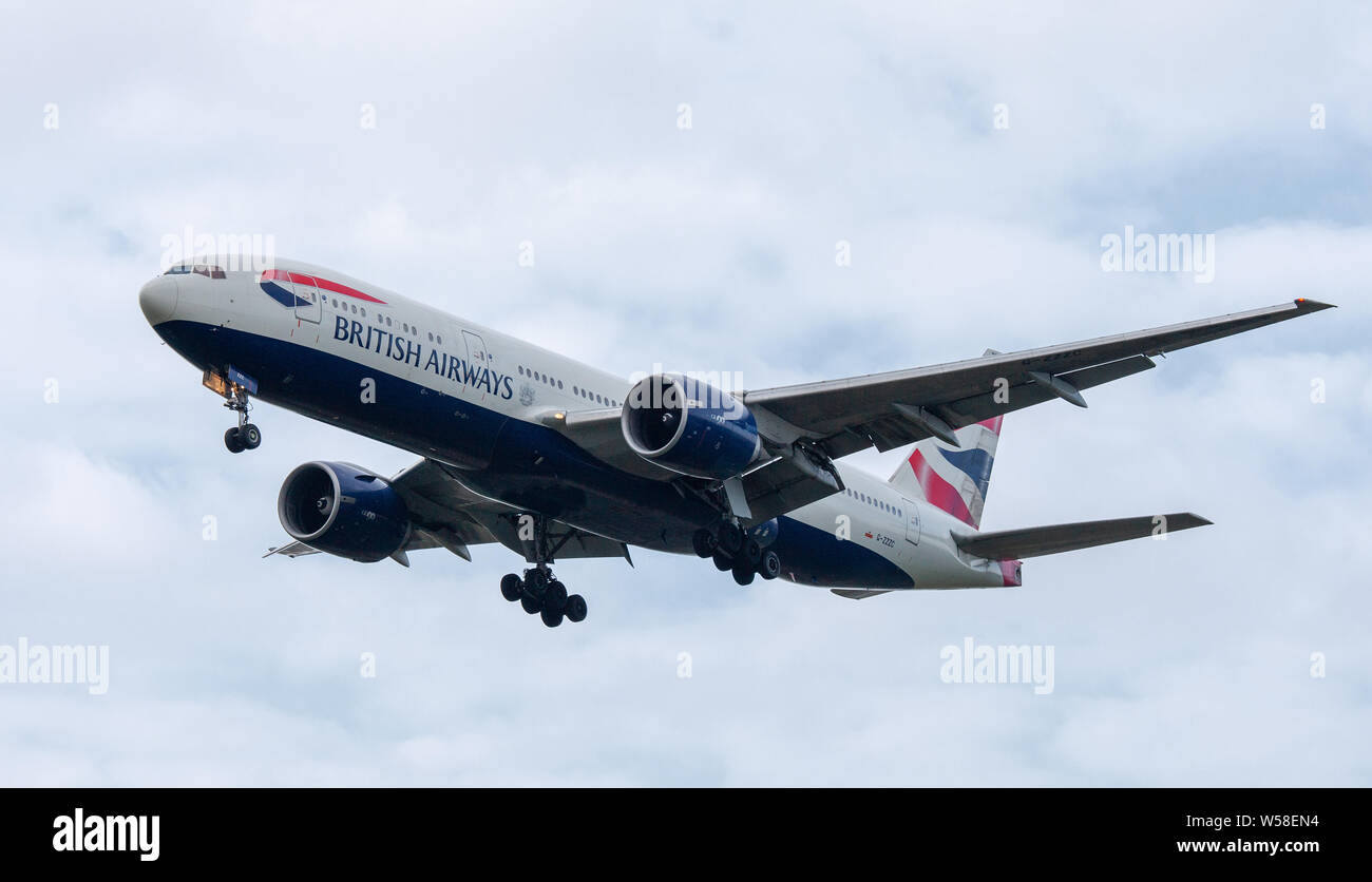 British Airways Boeing 777 G-ZZZC on final approach to London-Heathrow Airport LHR Stock Photo