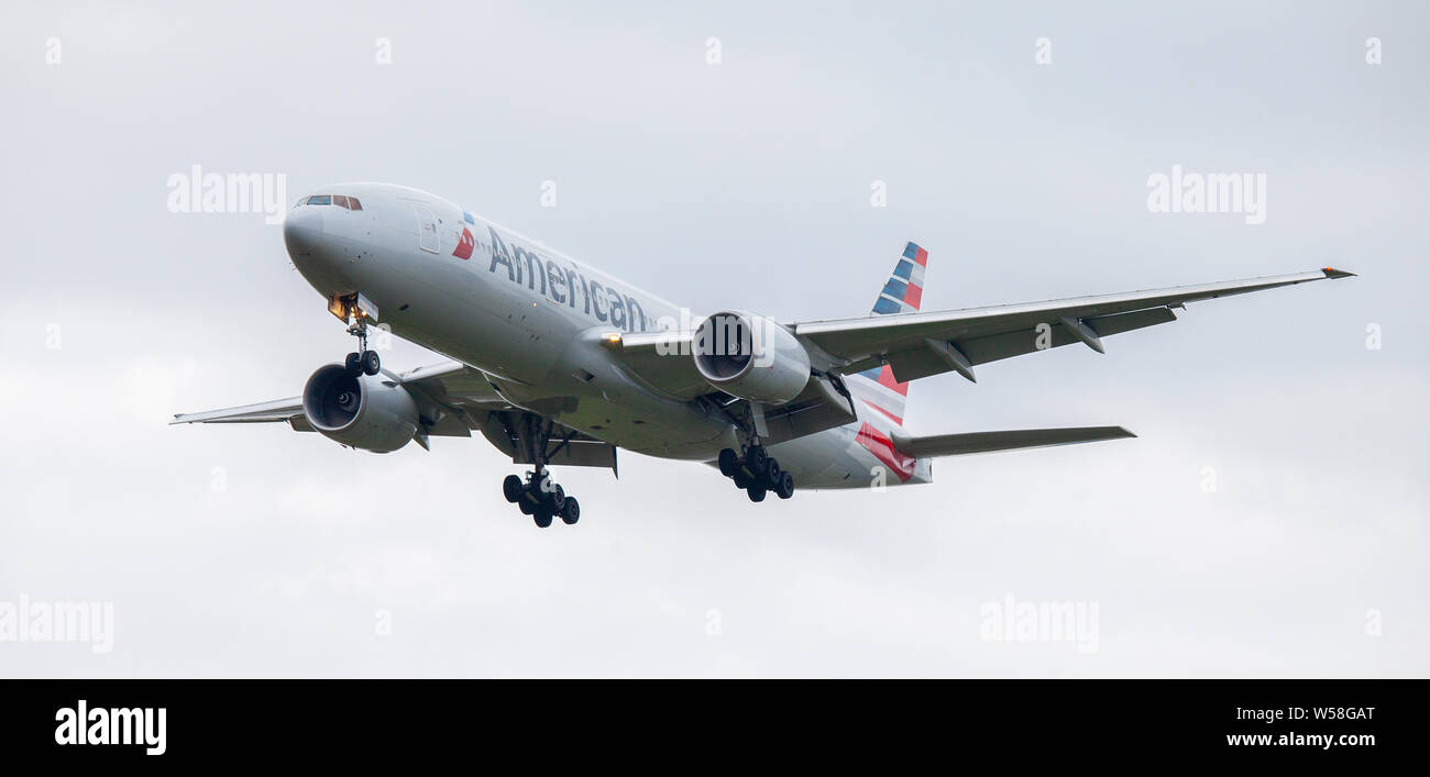 American Airlines Boeing 777 N770AN on final approach to London-Heathrow Airport LHR Stock Photo