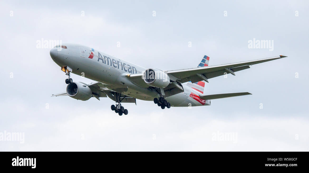 American Airlines Boeing 777 N770AN on final approach to London-Heathrow Airport LHR Stock Photo