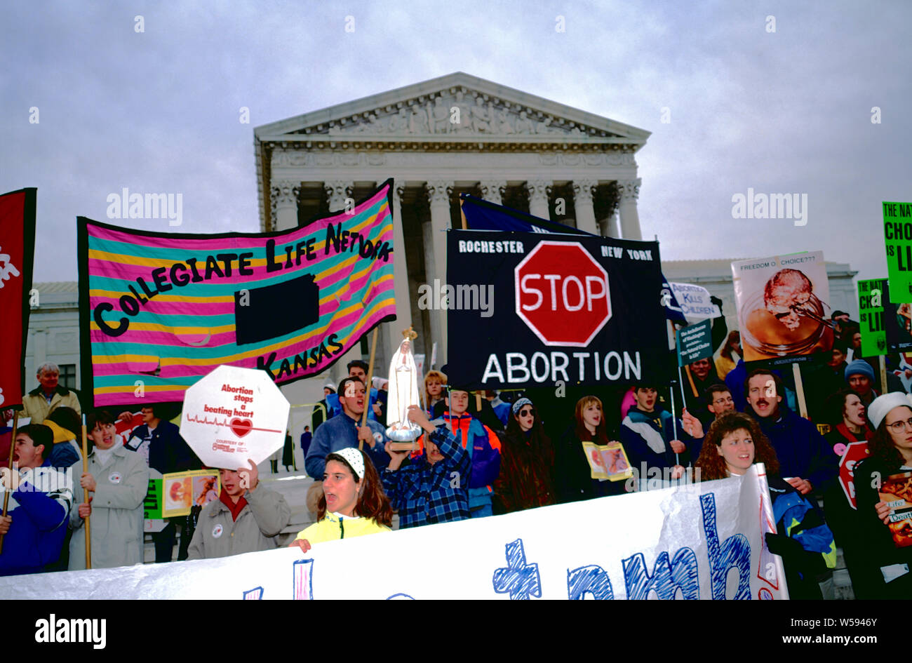 Washington Dc Usa January 22 1992 The Annual Right To Life March Passes In Front Of The Us Supreme Court Building Stock Photo Alamy