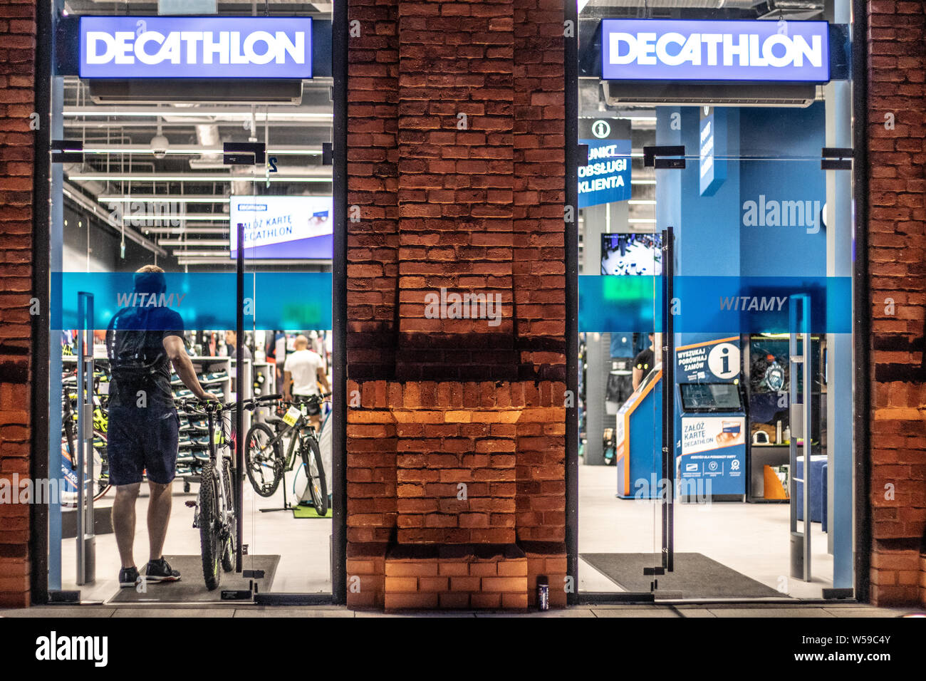 Oct 18, 2019 Emeryville / CA / USA - Close up of Decathlon logo on the  facade of Decathlon Sporting Goods flagship store, the first open in the  San Fr Stock Photo - Alamy