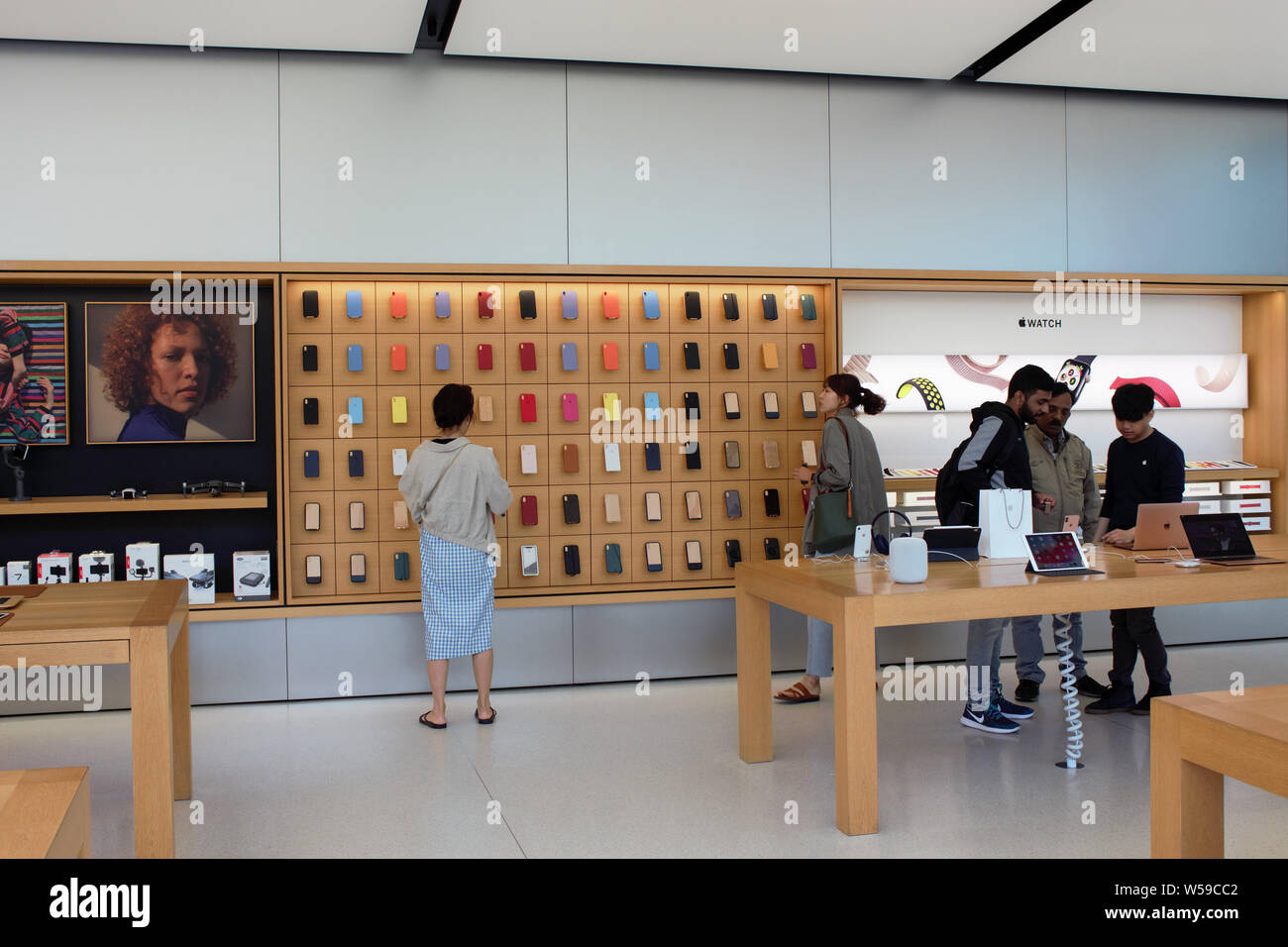 Apple store hi-res stock photography and images - Alamy