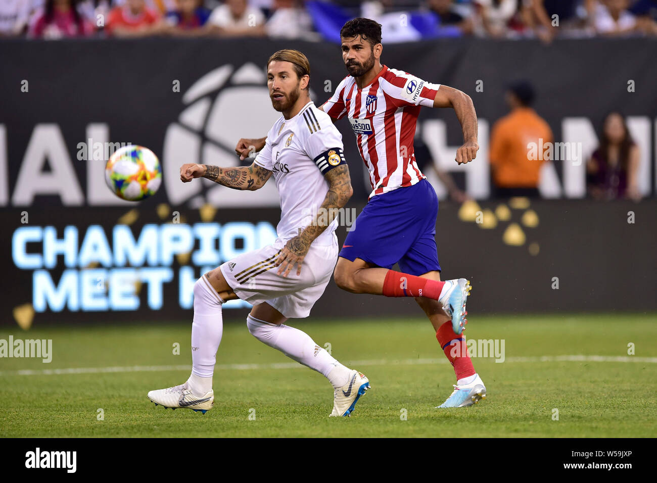 møl resultat aktivt East Rutherford, New Jersey, USA. 26th July, 2019. Atlético Madrid forward  DIEGO COSTA (19) scores past Real Madrid defender SERGIO RAMOS (4) during  the International Champions Cup match at MetLife Stadium in