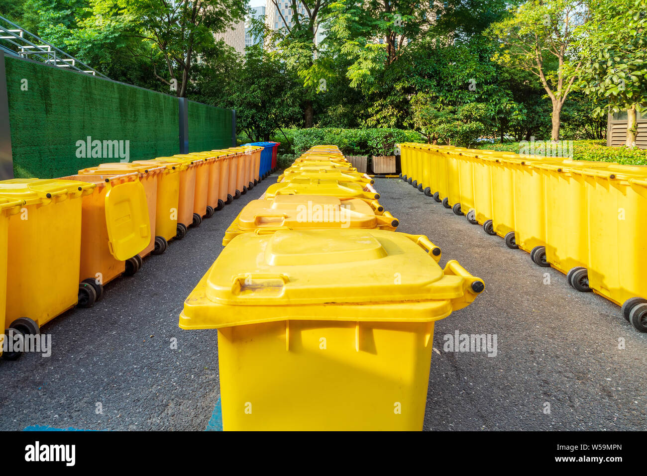 https://c8.alamy.com/comp/W59MPN/overfilled-trash-of-large-wheelie-bins-for-rubbish-recycling-and-garden-waste-W59MPN.jpg