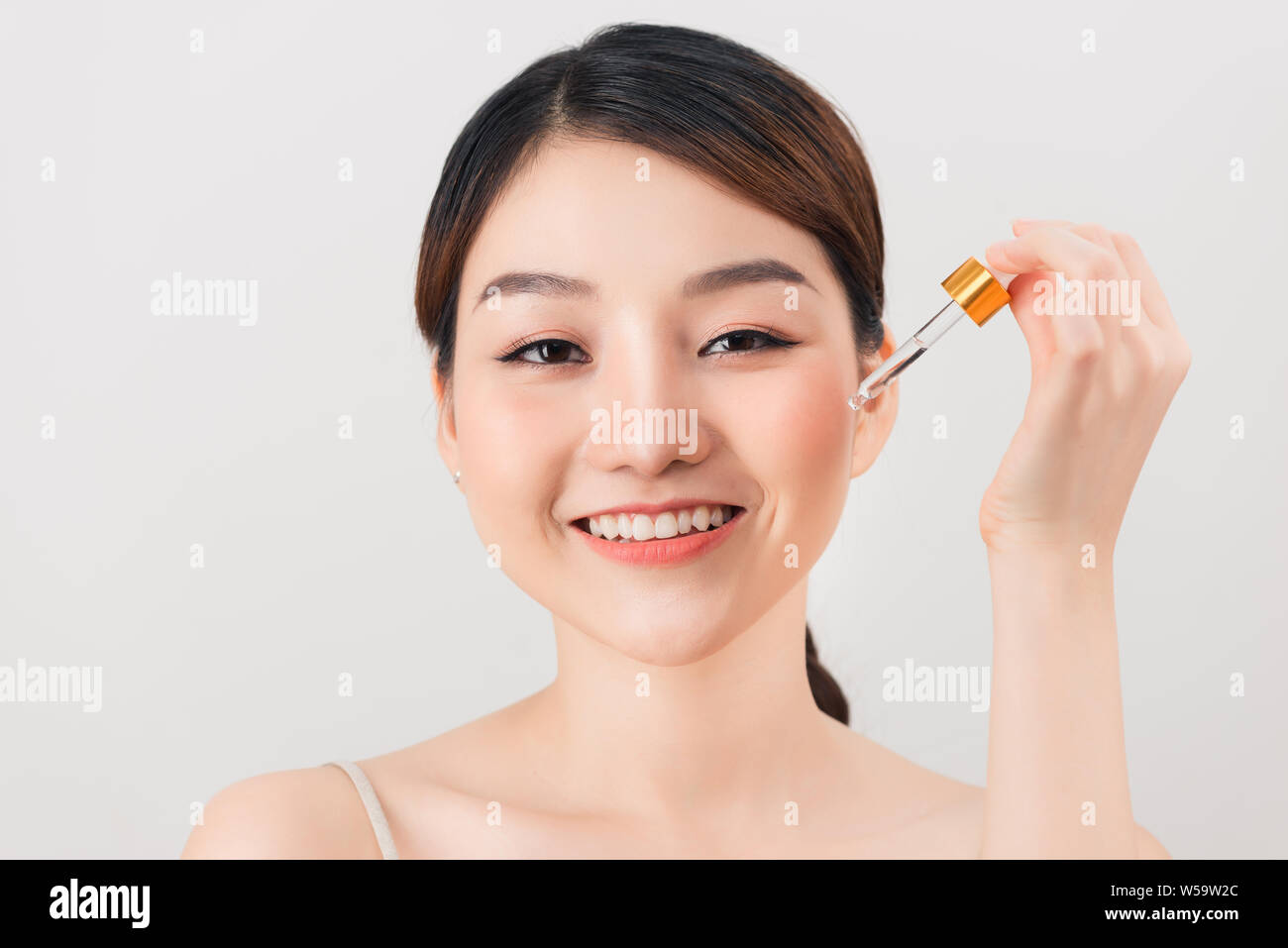 обкачанное лицо женского пола. Skin took. заботится о коже лица. корейские сыворотки и эмульсии. сухая кожа.