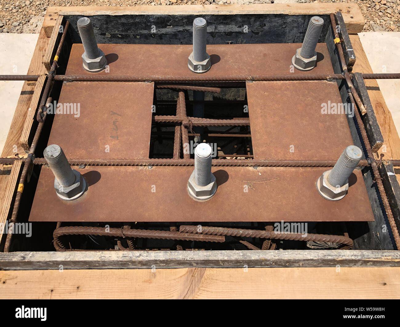 Formwork and reinforcement of concrete reinforced foundation with metal