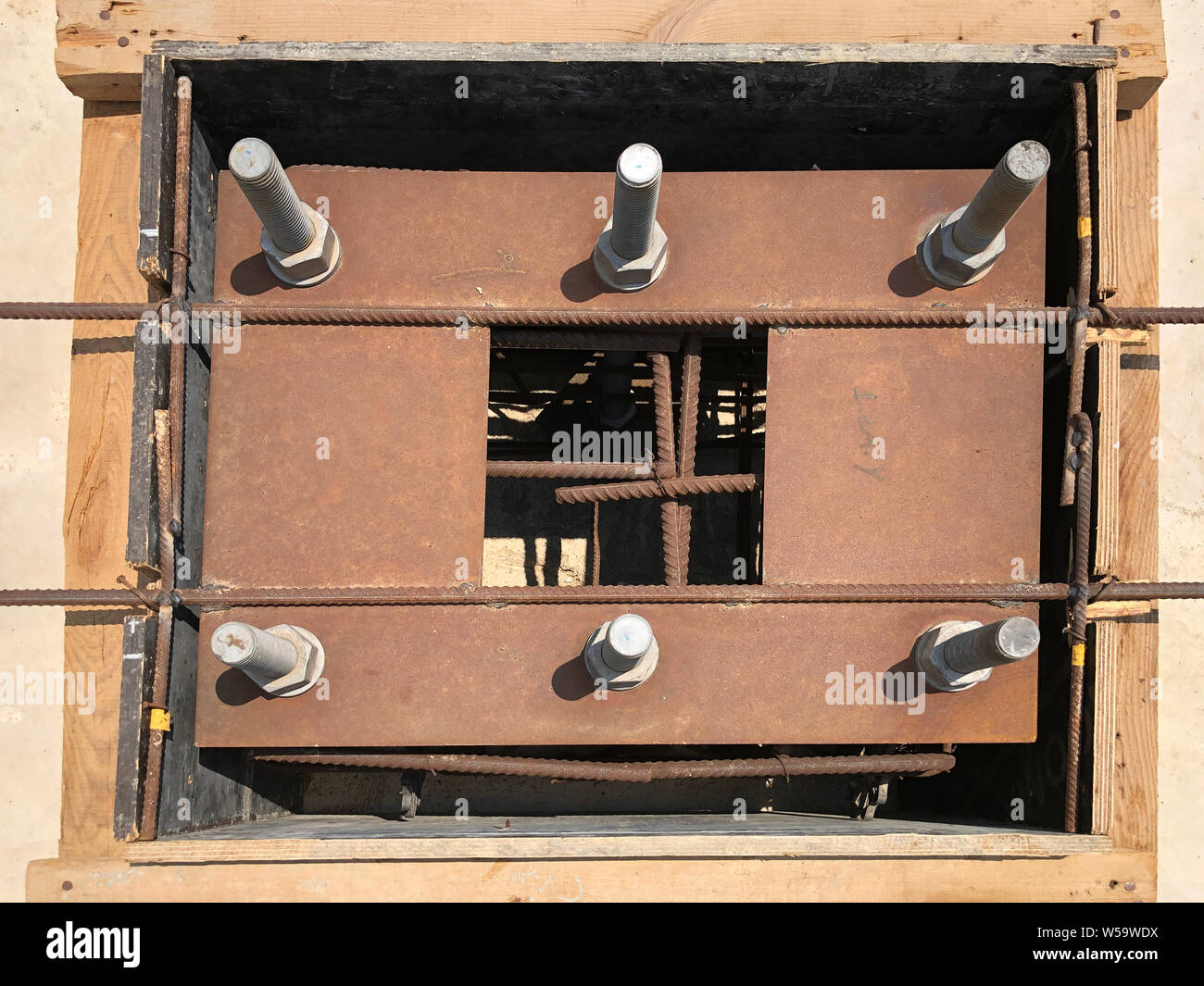 Formwork and reinforcement of concrete reinforced foundation with metal