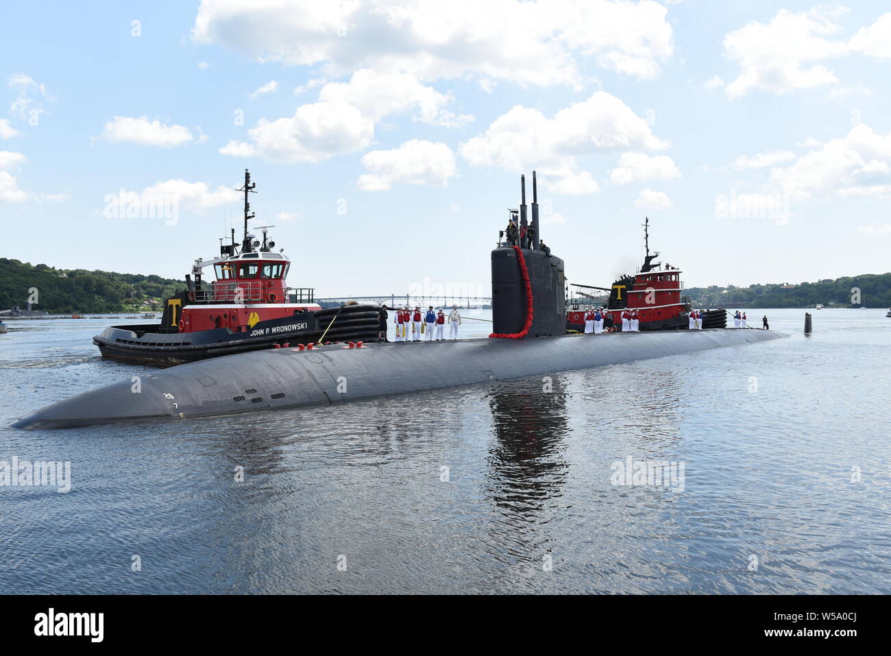 GROTON, Conn. (July. 24, 2019) Sailors assigned to the Los Angeles-class fast-attack submarine USS Hartford (SSN 768), stand topside as they pull into their homeport at Naval Submarine Base New London in Groton, Conn. July 24, 2019. Hartford executed the chief of naval operation’s maritime strategy in supporting national security interests and maritime security operations. (U.S. Navy photo by Mass Communication Specialist 1st Class Steven Hoskins) Stock Photo