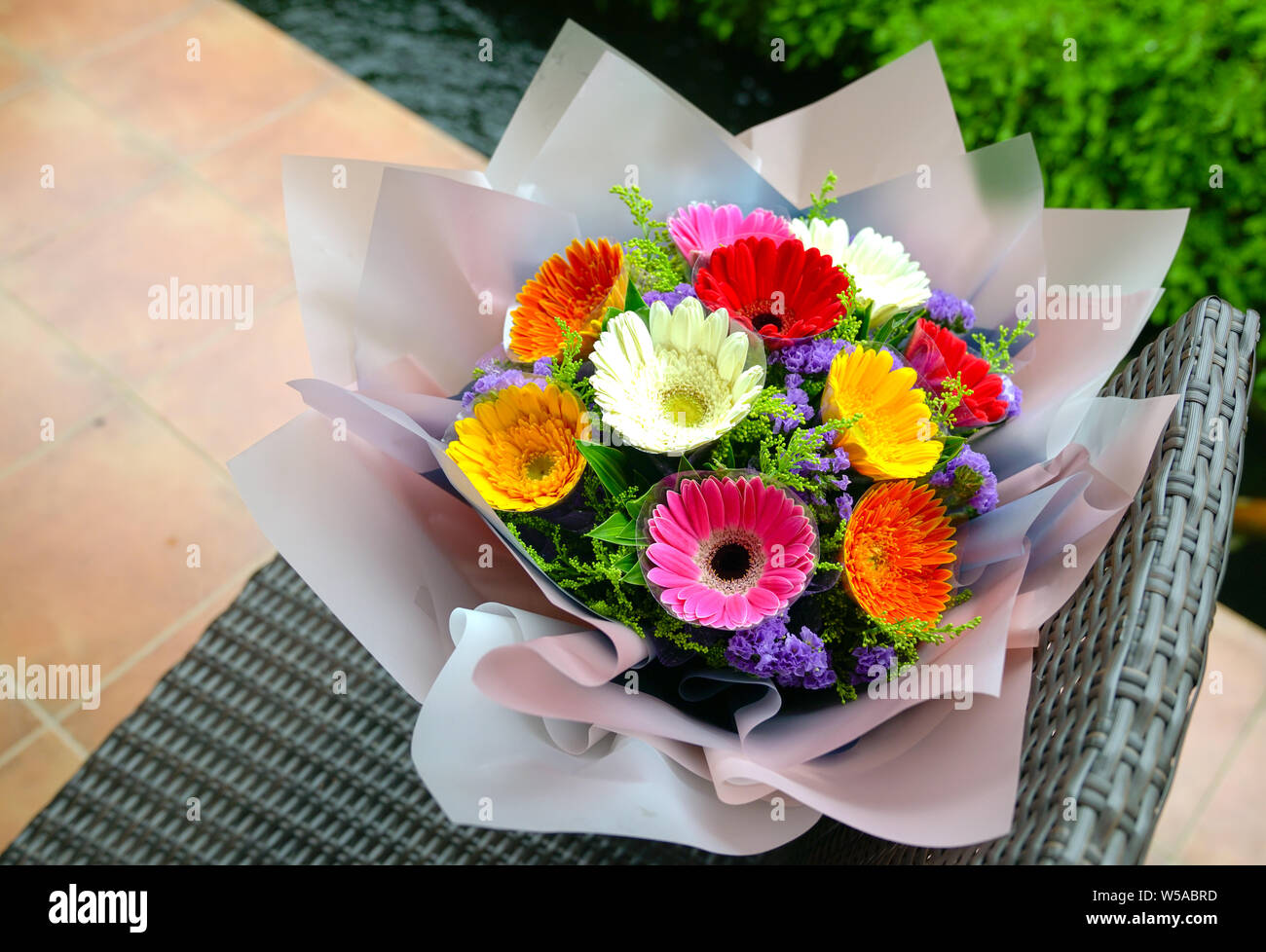 Colorful hand bouquet of Gerbera Daisy flowers Stock Photo - Alamy