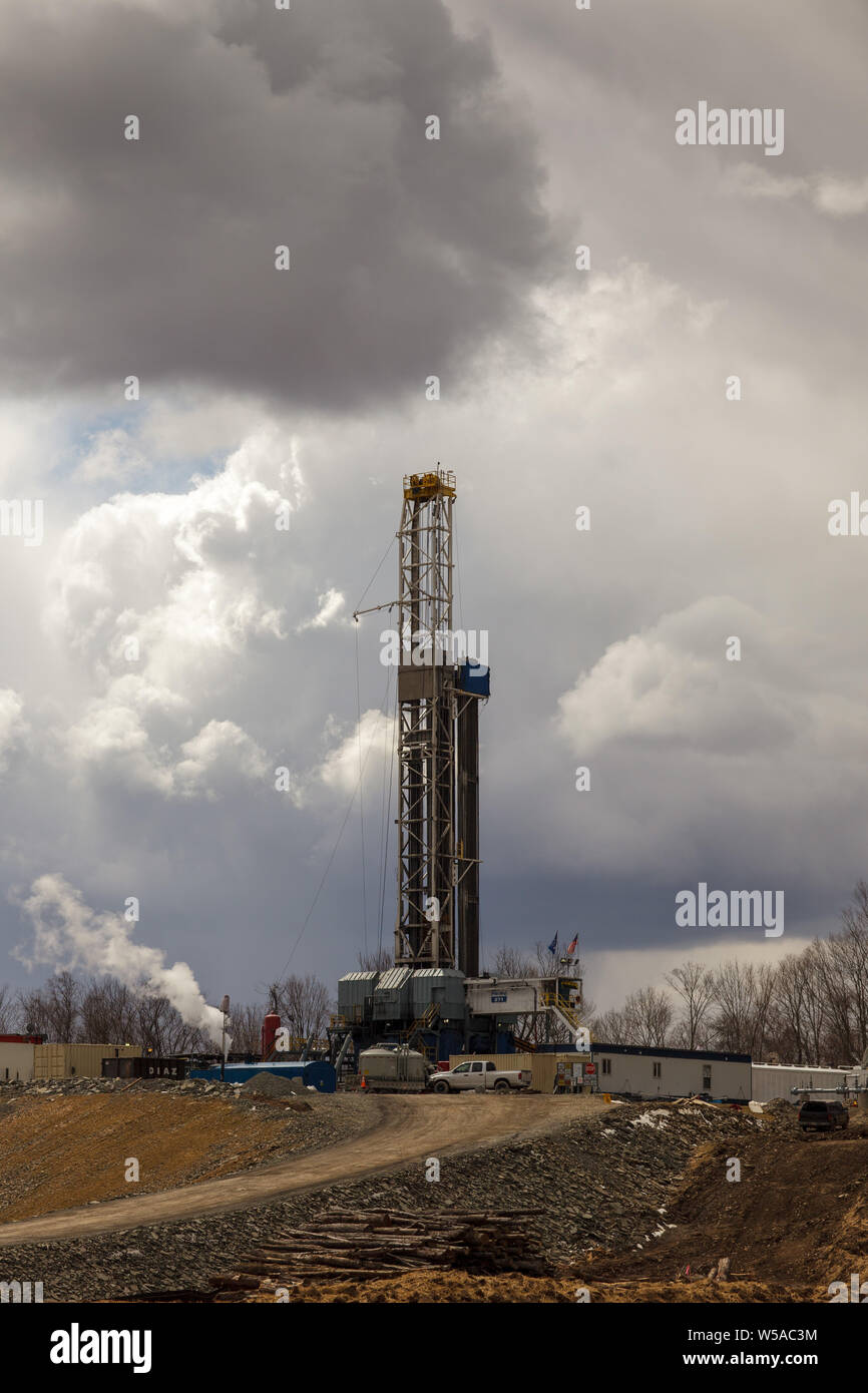 Construction of a hydrofracking drilling rig, Dimock, Pennsylvania Stock Photo