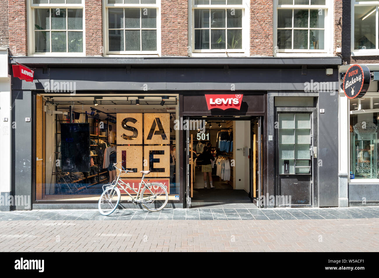 Guarda la ropa vóleibol Brote Levi's store in Amsterdam, The Netherlands. Levi's is brand of denim jeans,  owned by Levi Strauss & Co., an American clothing company Stock Photo -  Alamy