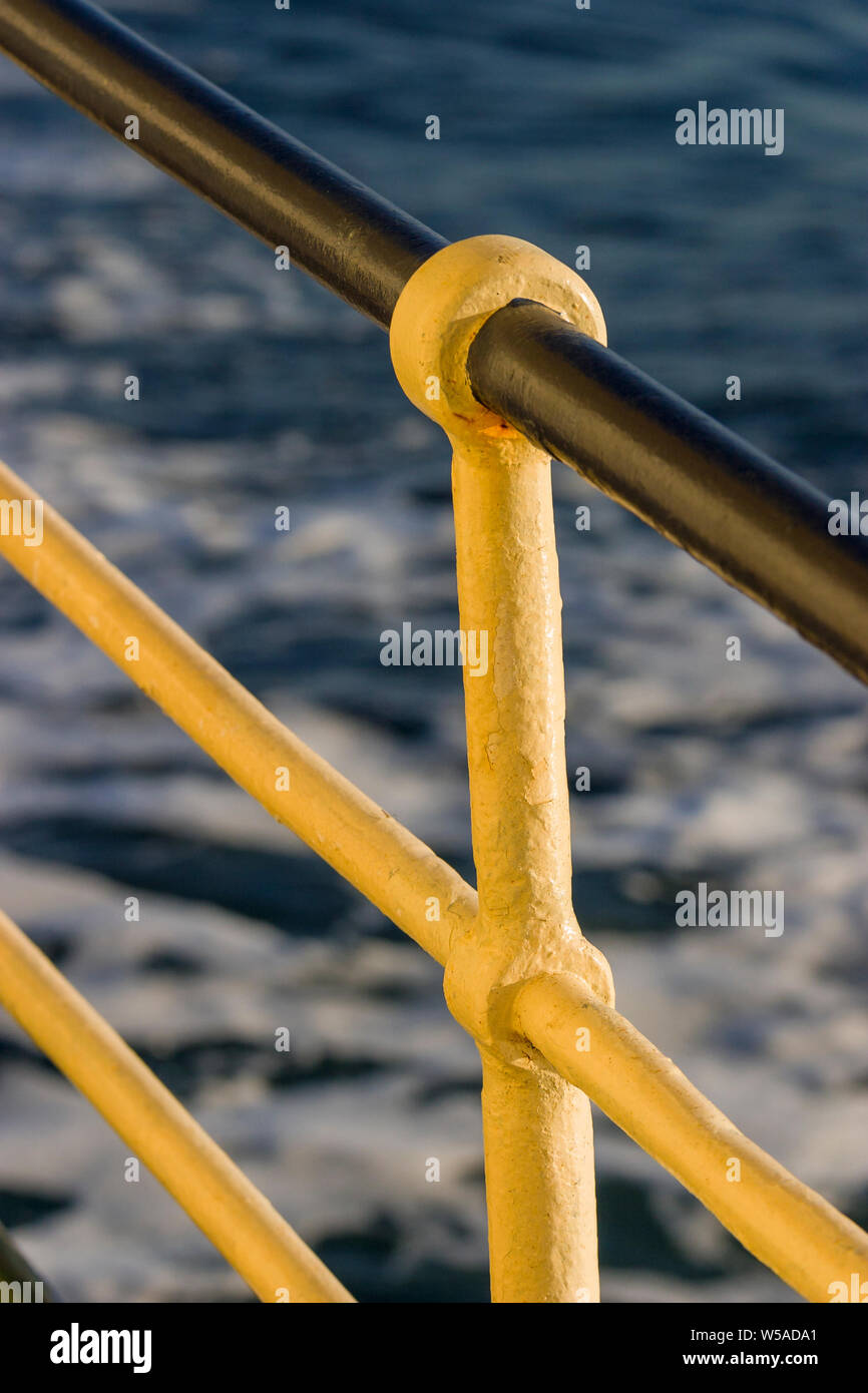 Перила на судне 4. Ограда на судне 5 букв. Леерное устройство судна. Ограждение палубы судна. Корабельное ограждение.