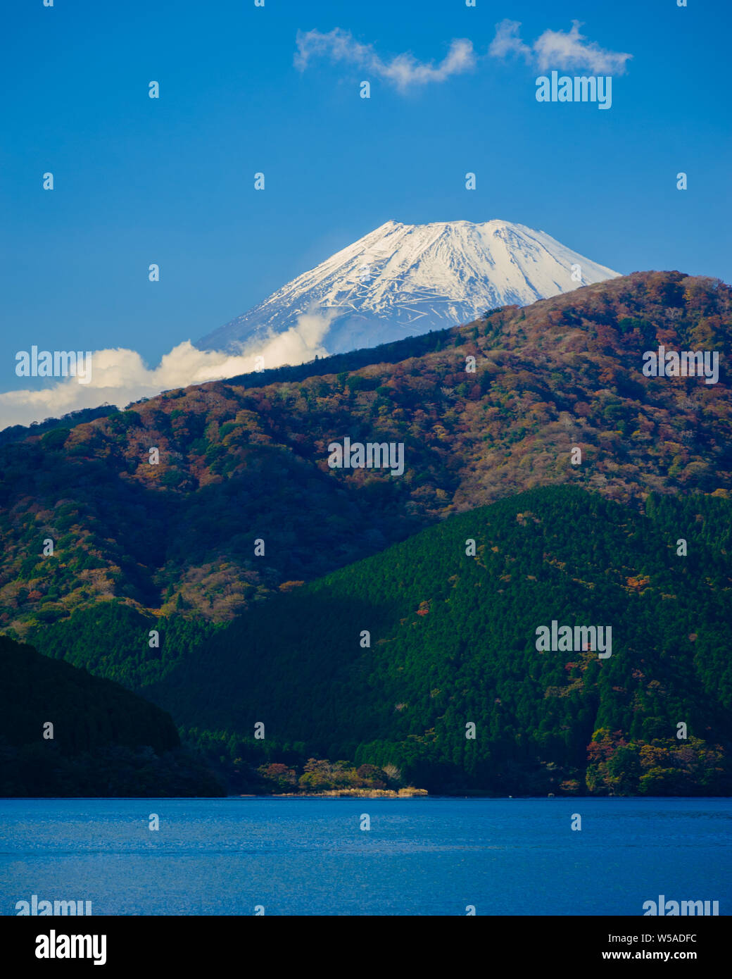 Impressive vew on Mount Fuji (Fuji san) from the shore of Lake Ashi in Fuji Hakone National Park, shot during daytime, Japan Noveber 2018 Stock Photo
