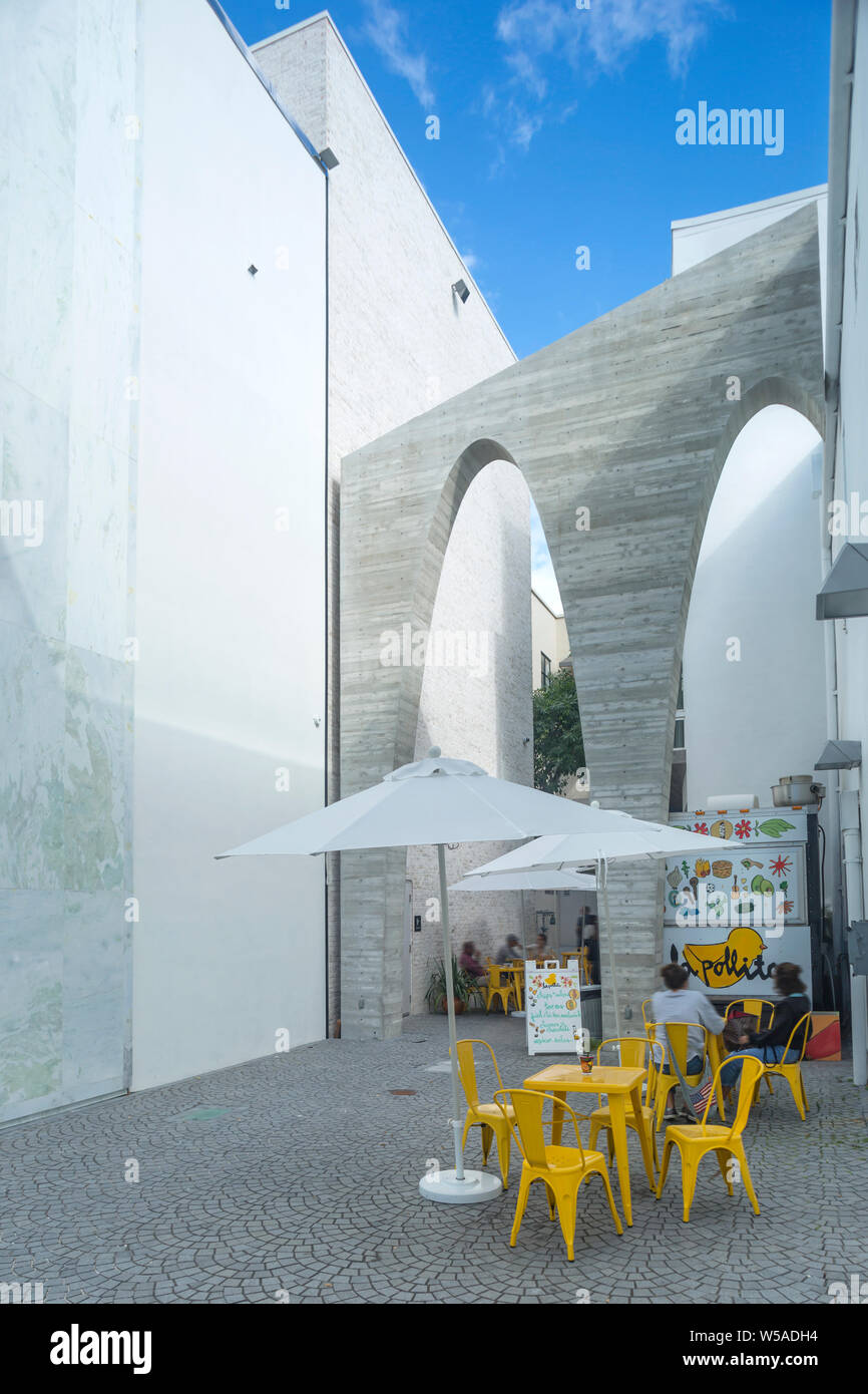 FRUIT VENDOR STAND UNDER ARCHWAYS (©SB ARCHITECTS 2018) MIAMI DESIGN