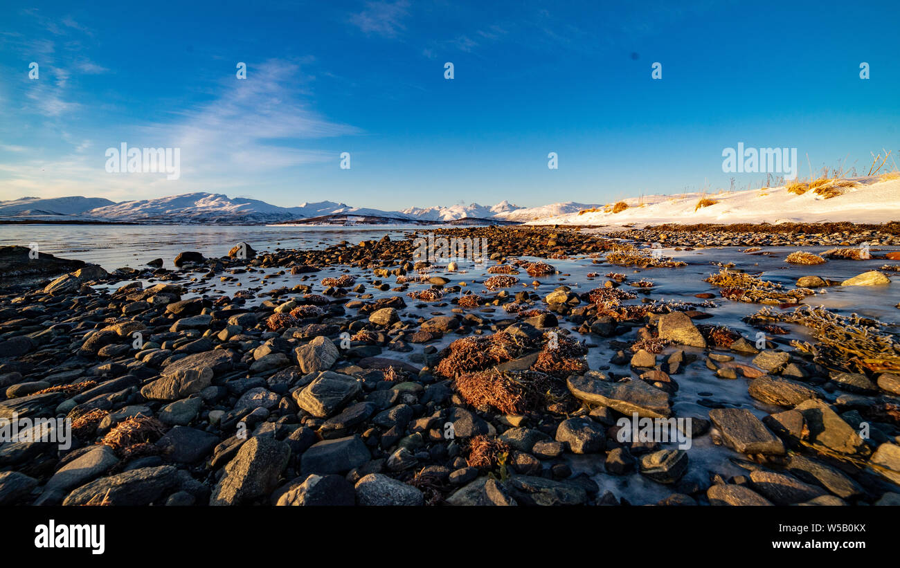 Strand, von Sudspissen, in, Tromsö, Norwegen, Fjord, und, Berge Stock Photo