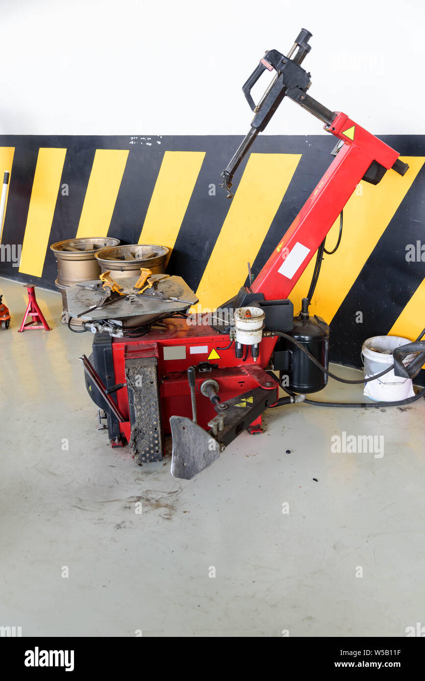 Remove the rubber wheel machine/ Tire changer machine Stock Photo Alamy